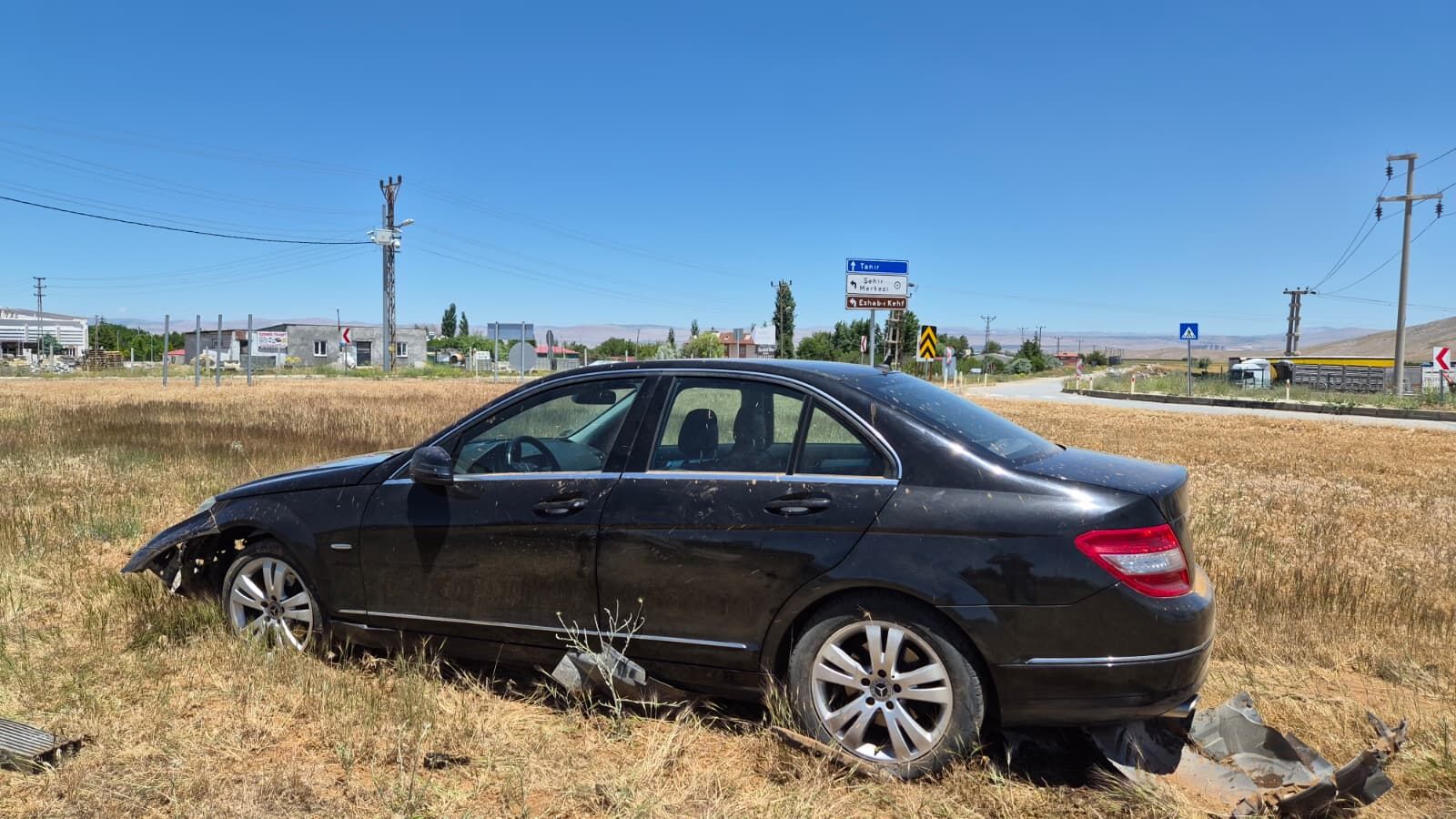 Afşin’de Kontrolden Çıkan Otomobil Refüje Çıktı 1 Yaralı (1)