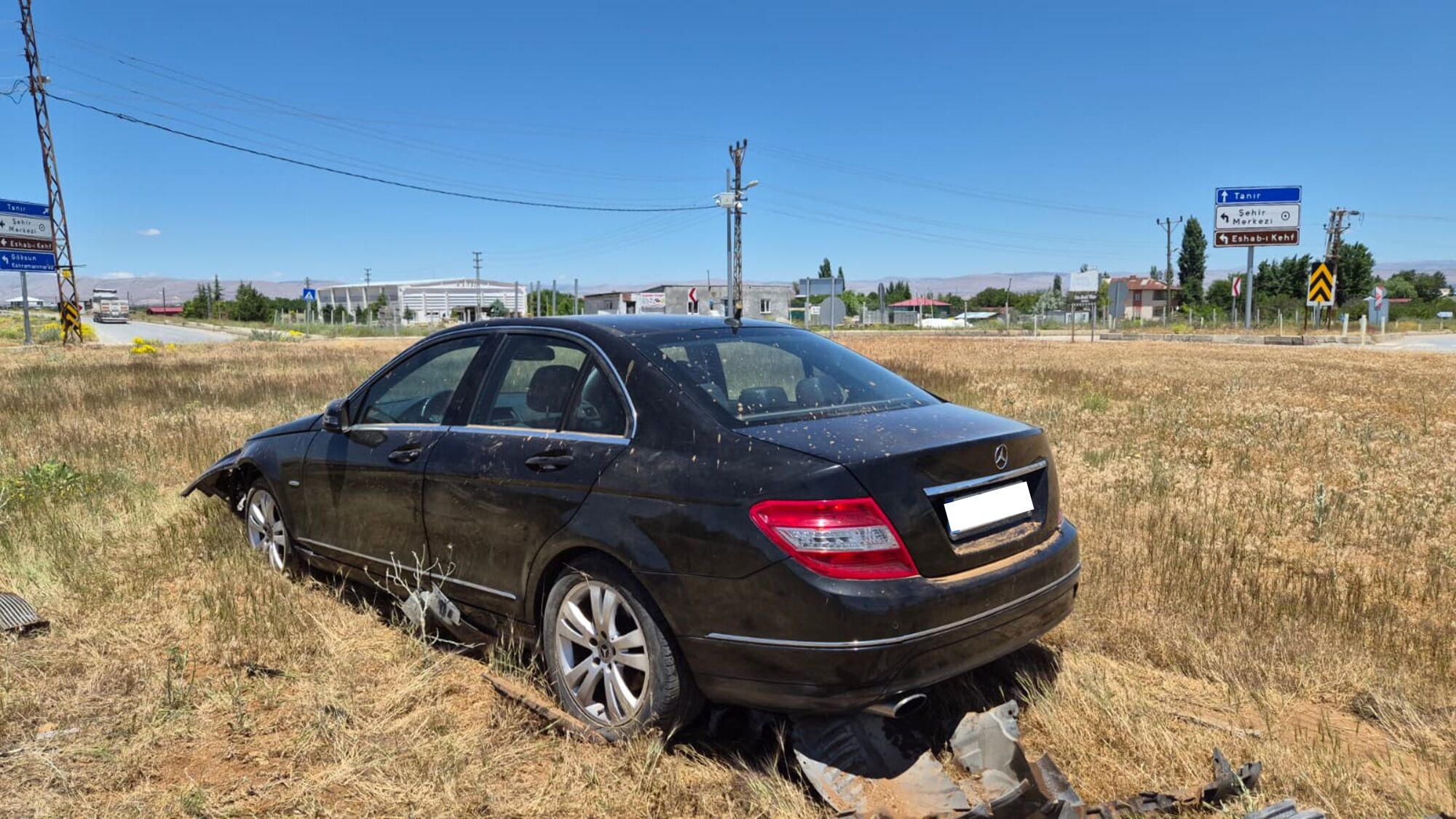 Afşin’de Kontrolden Çıkan Otomobil Refüje Çıktı 1 Yaralı (3)