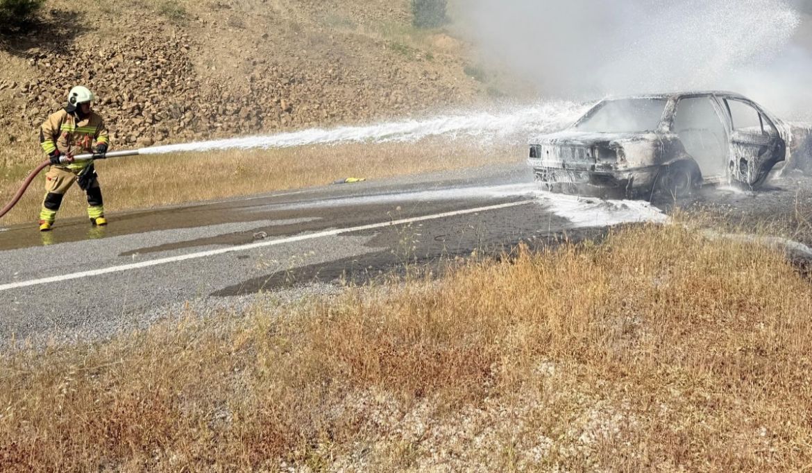 Alevlere Teslim Olan Araca İtfaiye Müdahale Etti (1)