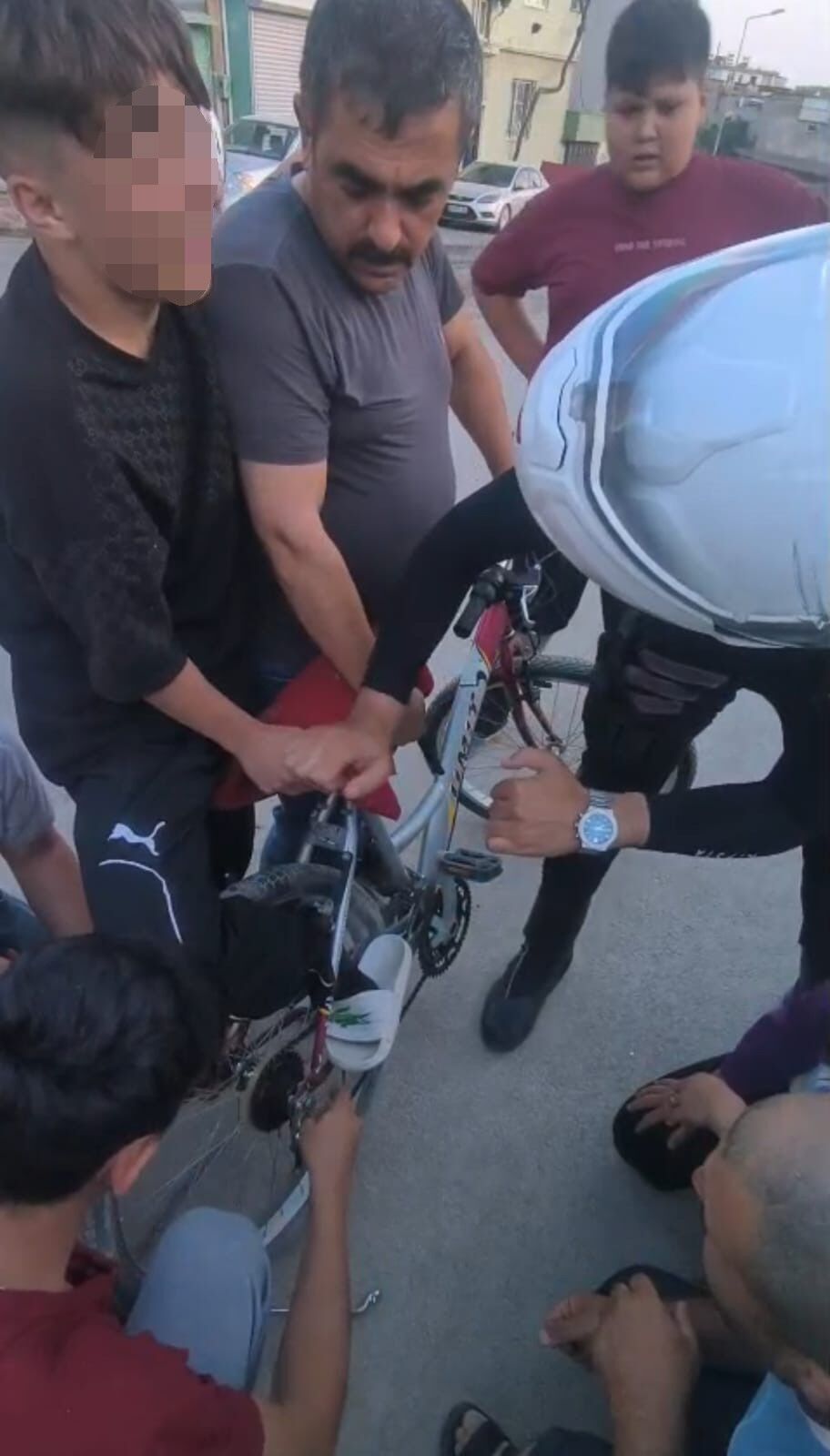 Ayağı Bisiklete Sıkışan Çocuğun Yardımına Yunus Polisleri Yetişti (1)