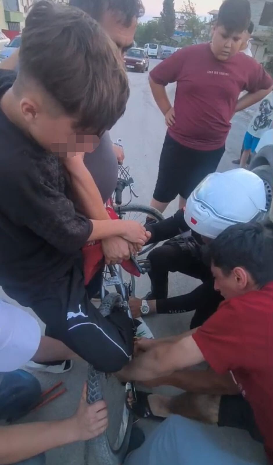 Ayağı Bisiklete Sıkışan Çocuğun Yardımına Yunus Polisleri Yetişti (3)