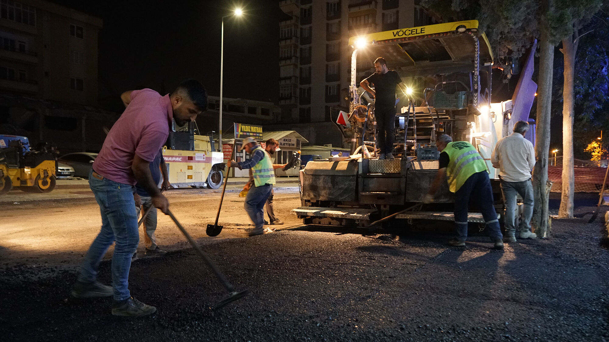 Büyükşehir Belediyesi Asfalt Mesaisini Gece Gündüz Sürdürüyor (3)