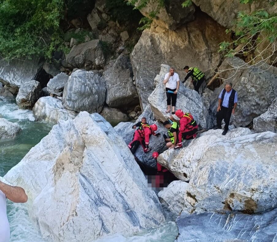 Ceyhan Nehri'nde Kaybolan Kişinin Cansız Bedenine Ulaşıldı (3)