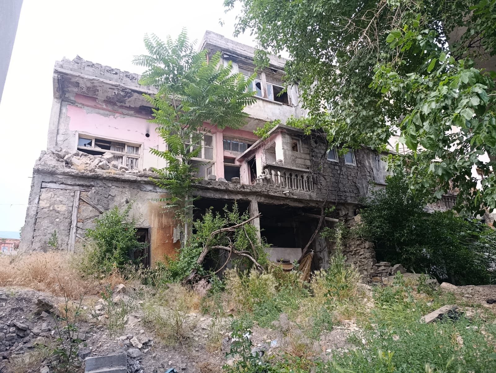 Depremden Kalan Metruk Binalar Vatandaşları Korkutuyor (1)