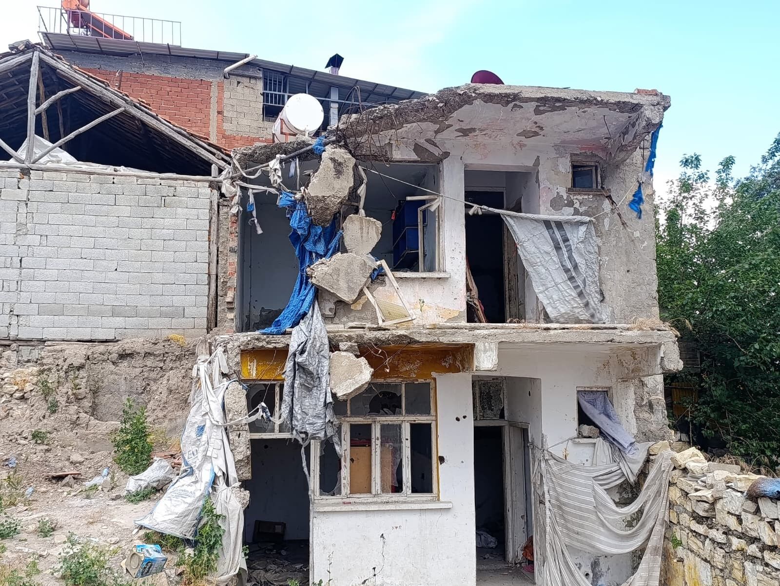 Depremden Kalan Metruk Binalar Vatandaşları Korkutuyor (3)