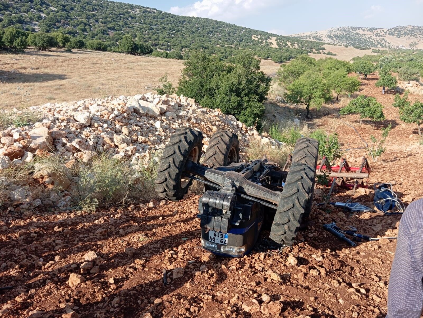 Devrilen Traktör 44 Yaşındaki Çiftçinin Canını Aldı (1)