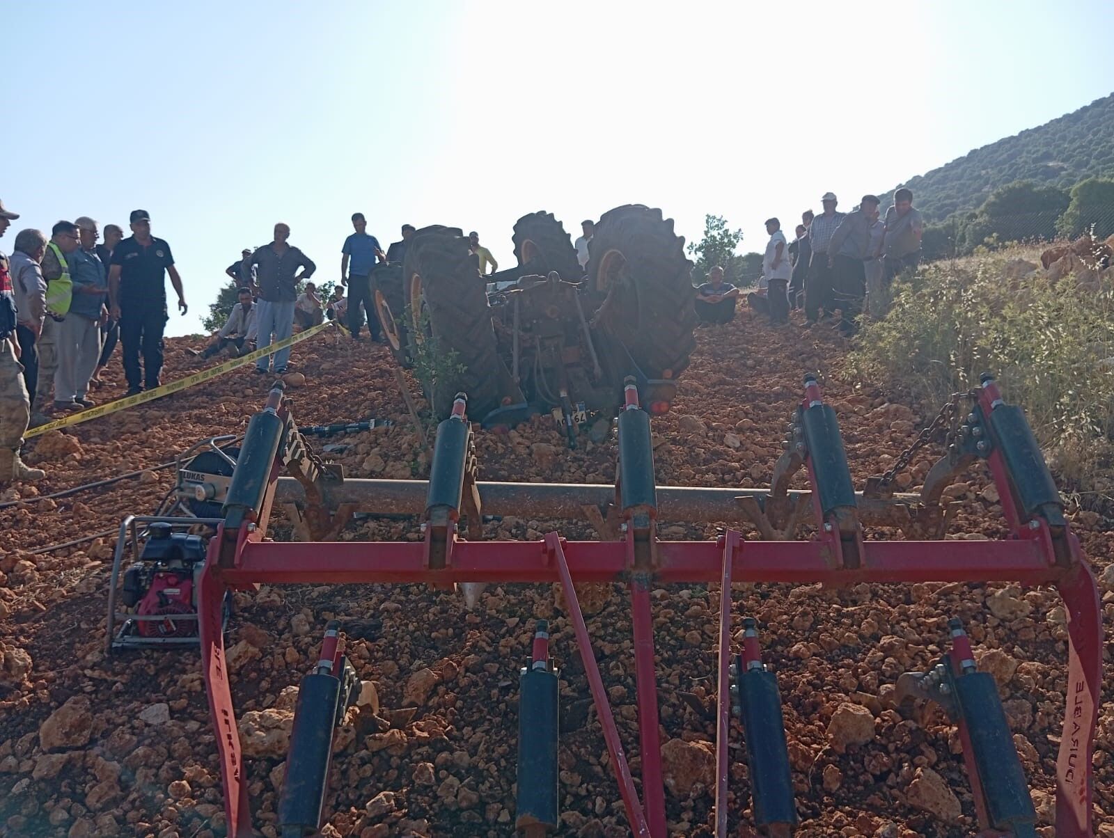 Devrilen Traktörün Altında Kalan 44 Yaşındaki Çiftçi Hayatını Kaybetti