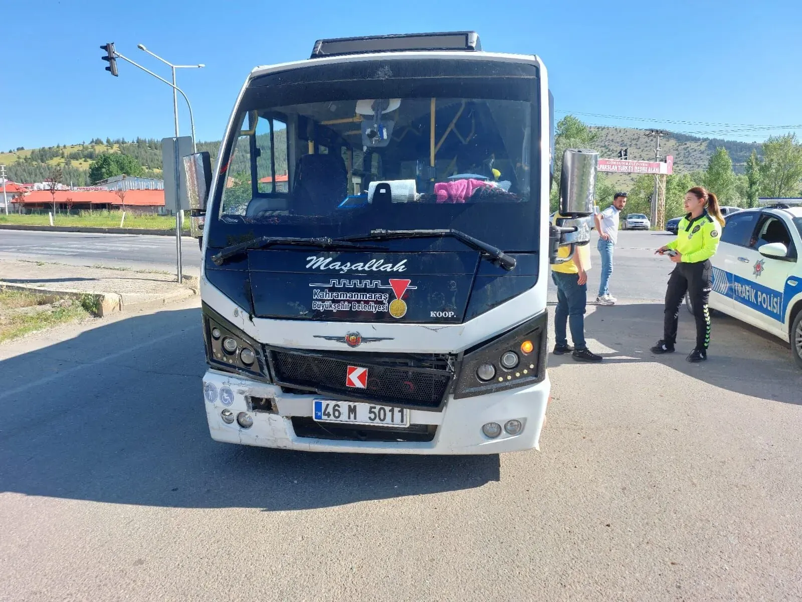 Dolmuş Ile Otomobilin Çarpıştığı Kazada Maddi Hasar Oluştuu