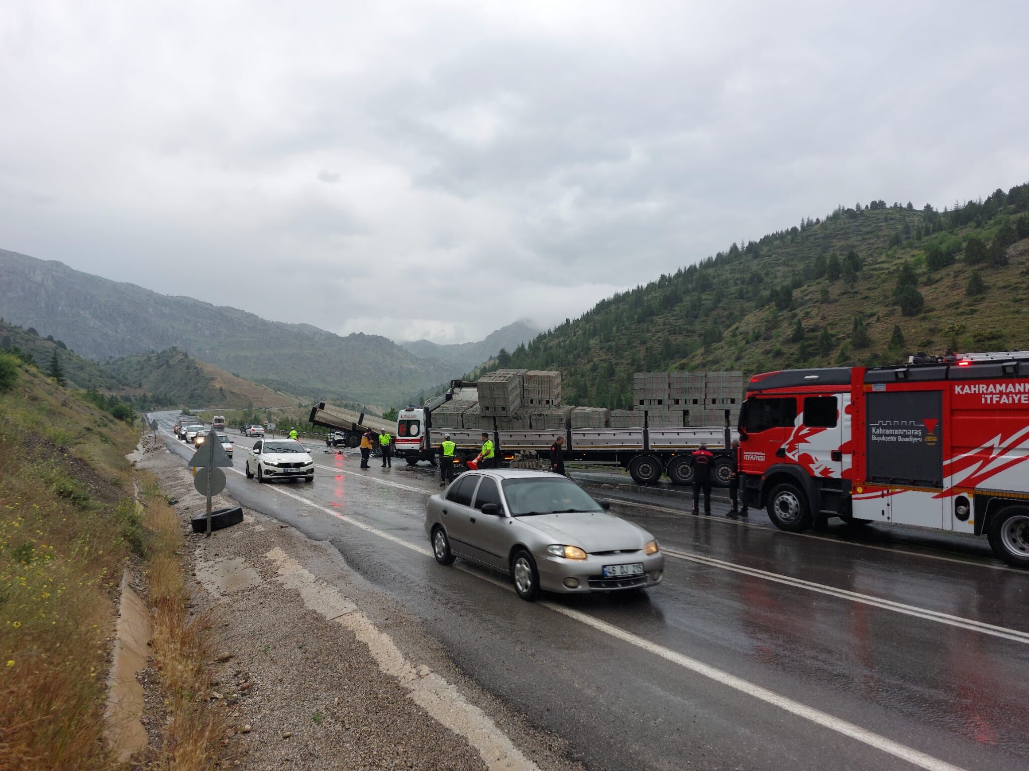 Göksun Yolunda Feci Kaza 2 Tır Çarpıştı, Biri Şarampole Yuvarlandı (2)