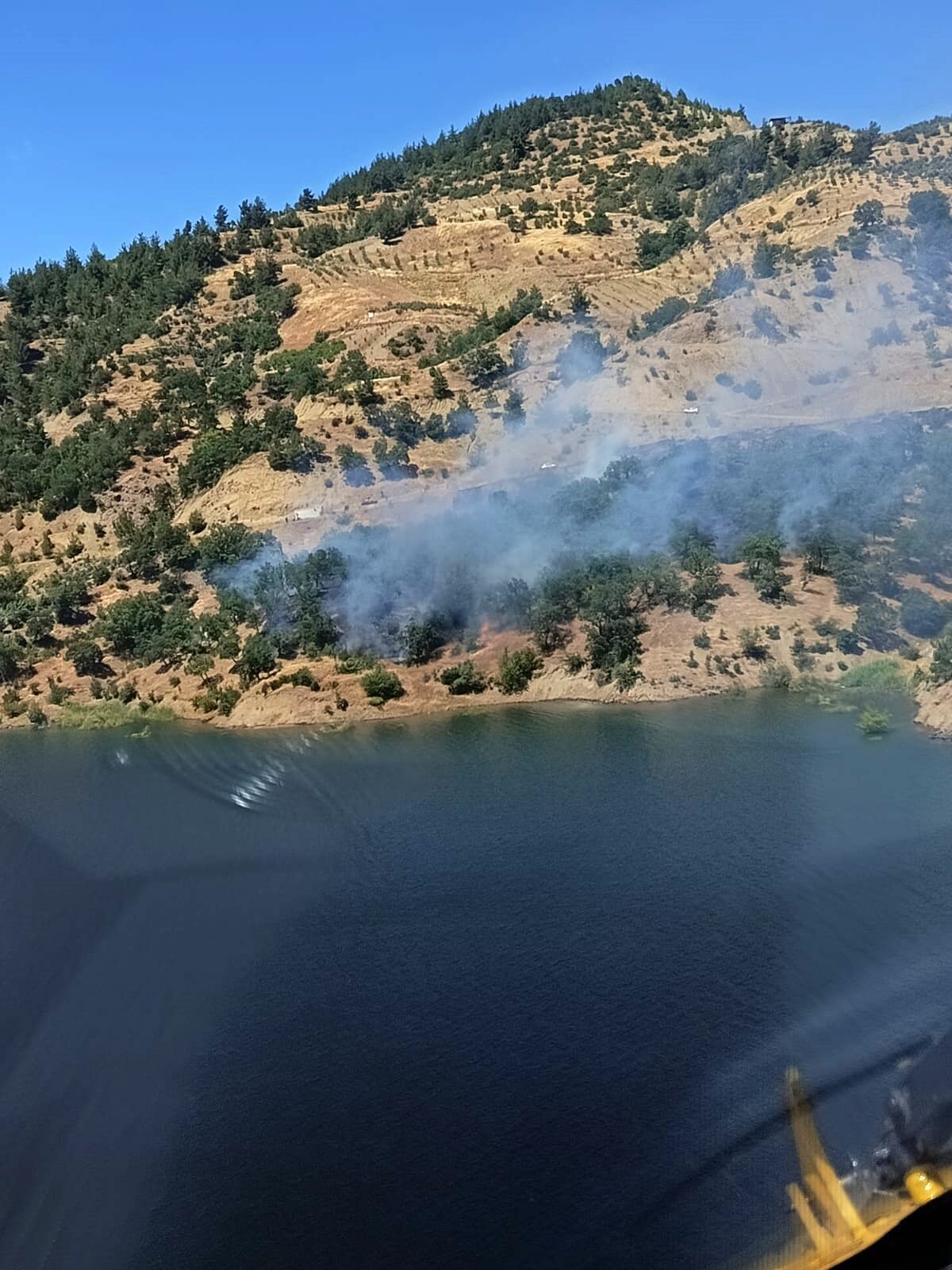 Helikopter Destekli Müdahaleyle Orman Yangını Söndürüldü (1)