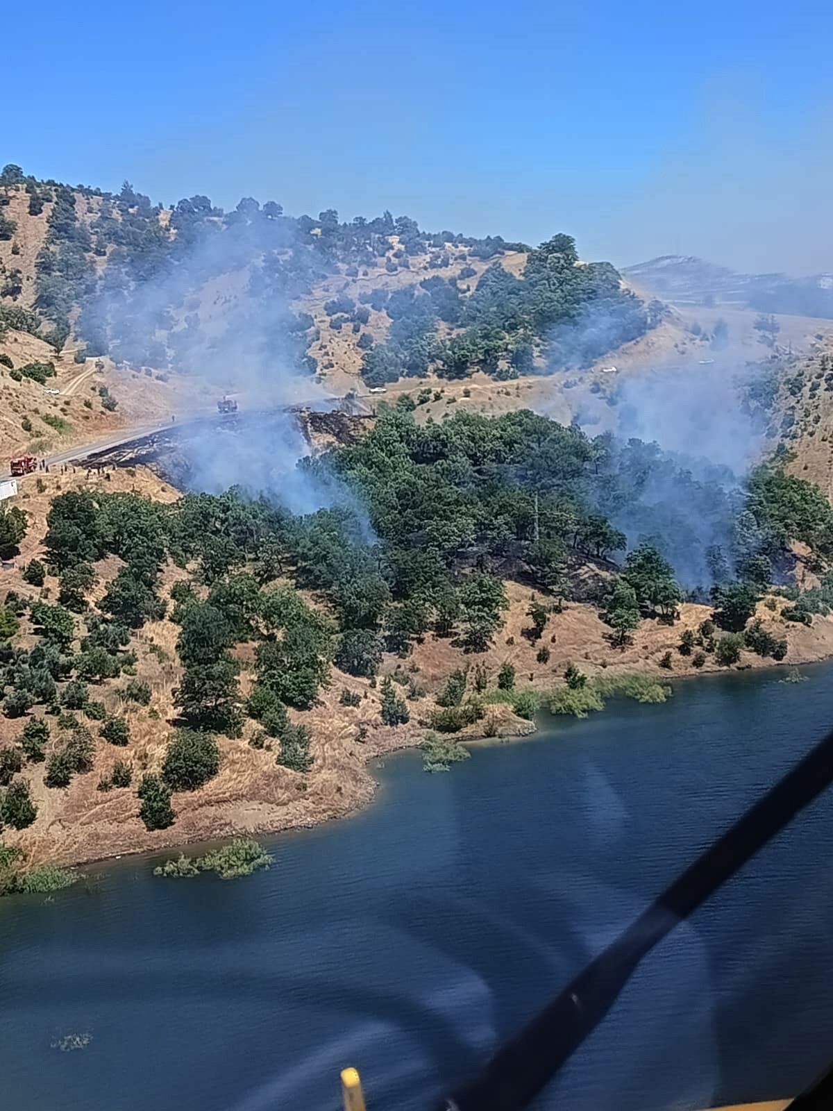 Helikopter Destekli Müdahaleyle Orman Yangını Söndürüldü (4)