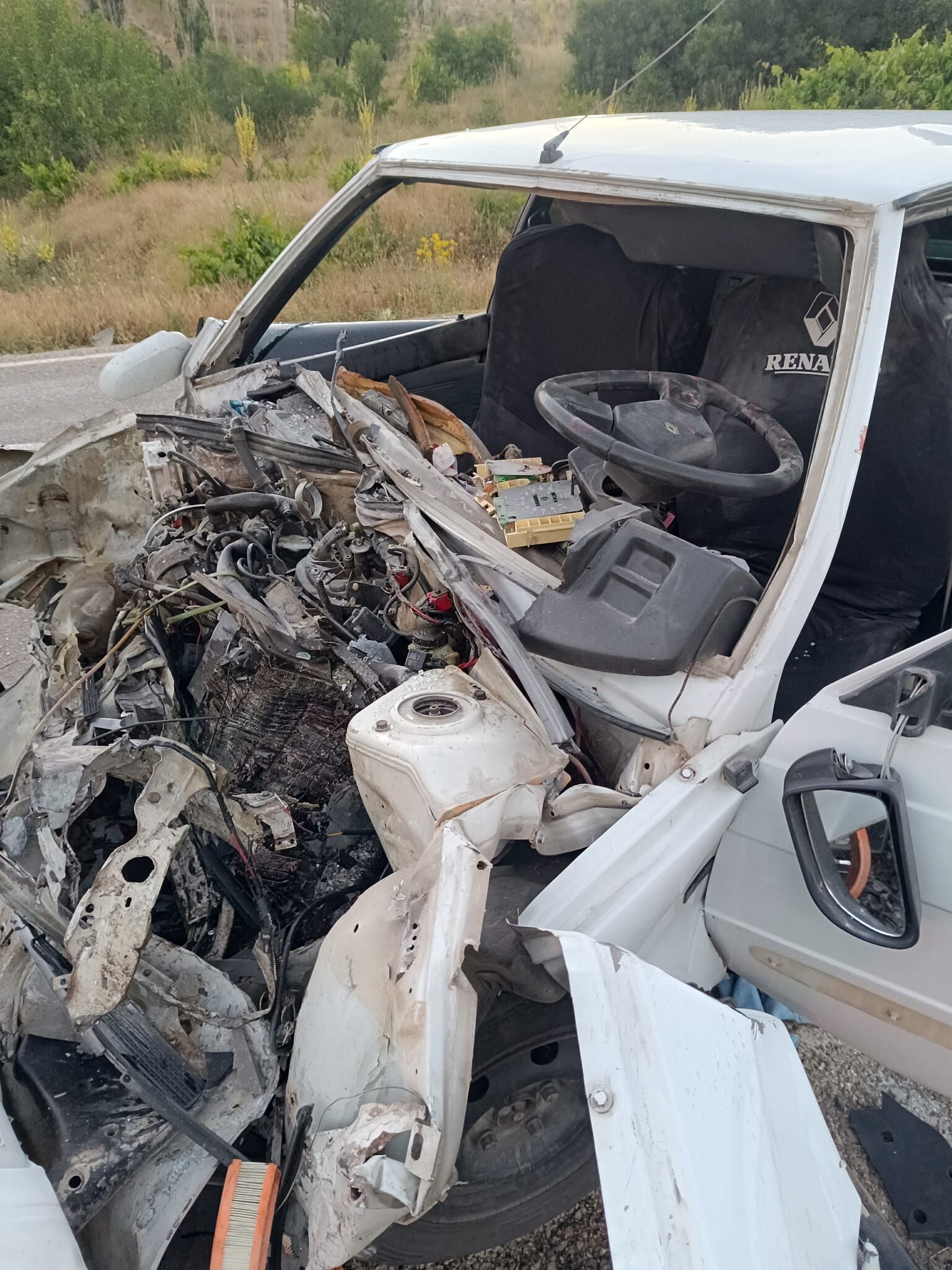 İki Otomobil Çarpıştı 2 Kişi Ağır Yaralandı (1)