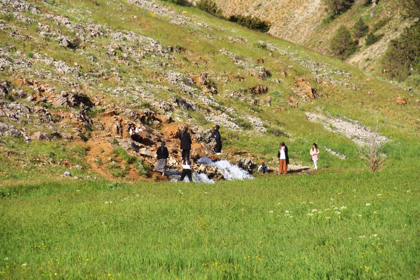 Kayaların Arasından Fışkıran Su Görenleri Hayran Bırakıyor (2)