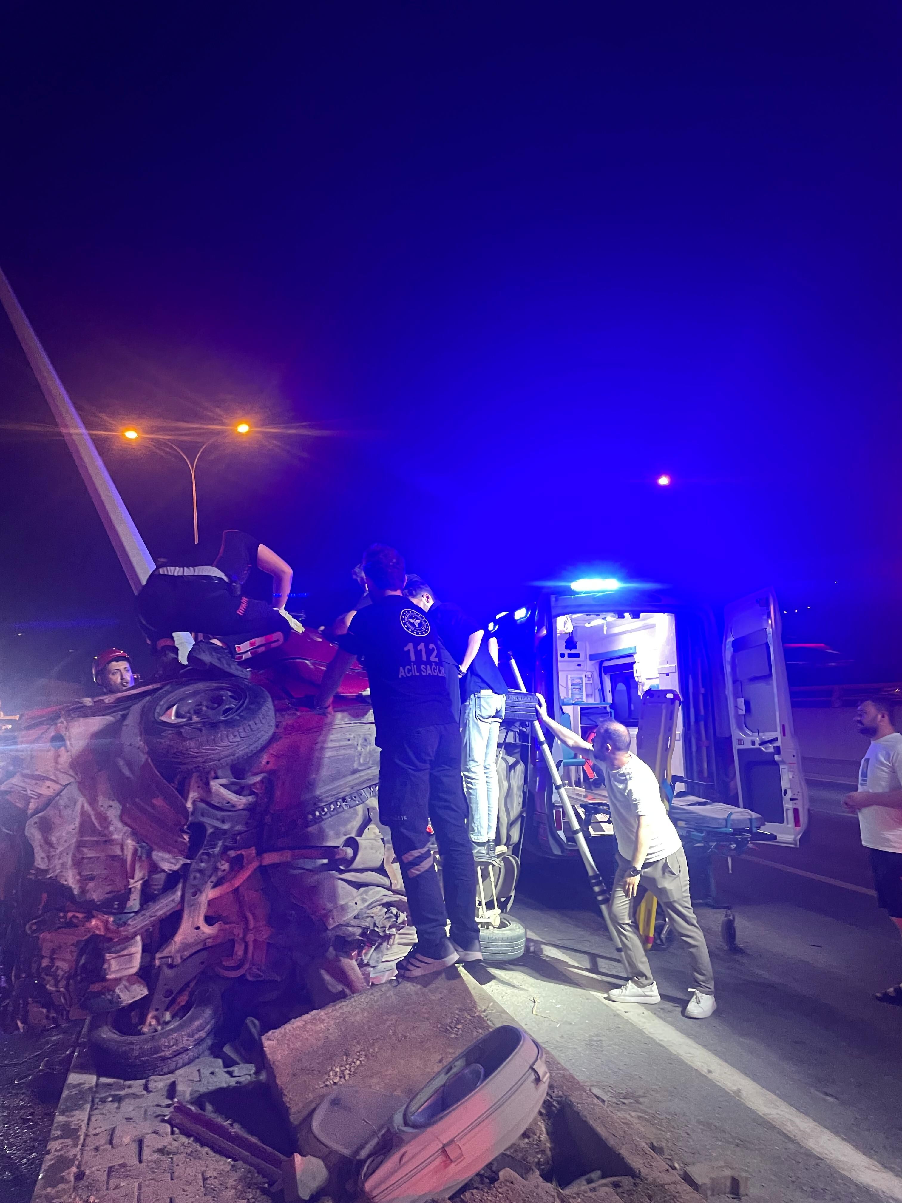 Kontrolden Çıkan Araç Direğe Çarptı 1’I Ağır 2 Yaralı (2)