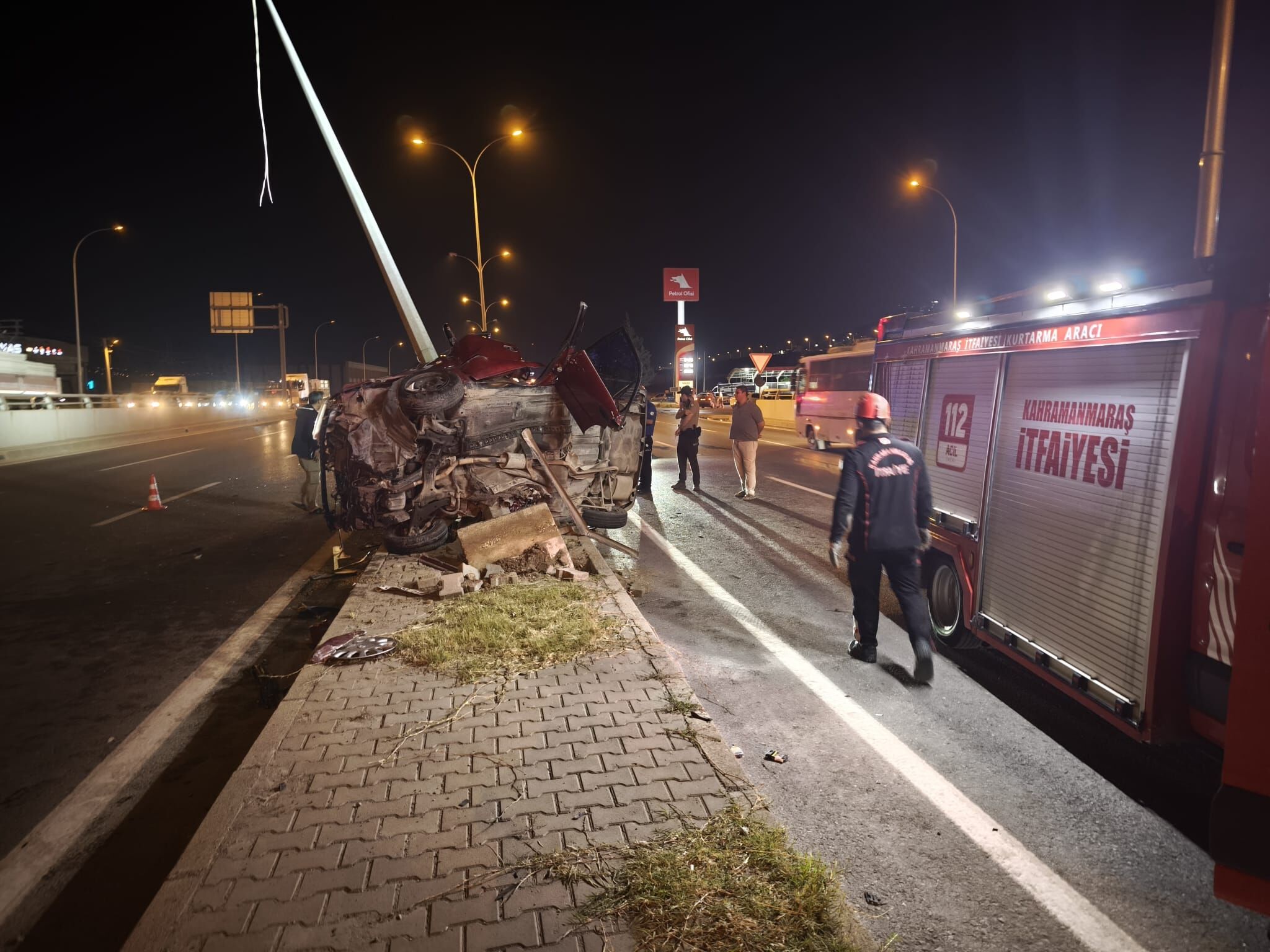 Kontrolden Çıkan Araç Direğe Çarptı 1’I Ağır 2 Yaralı (6)
