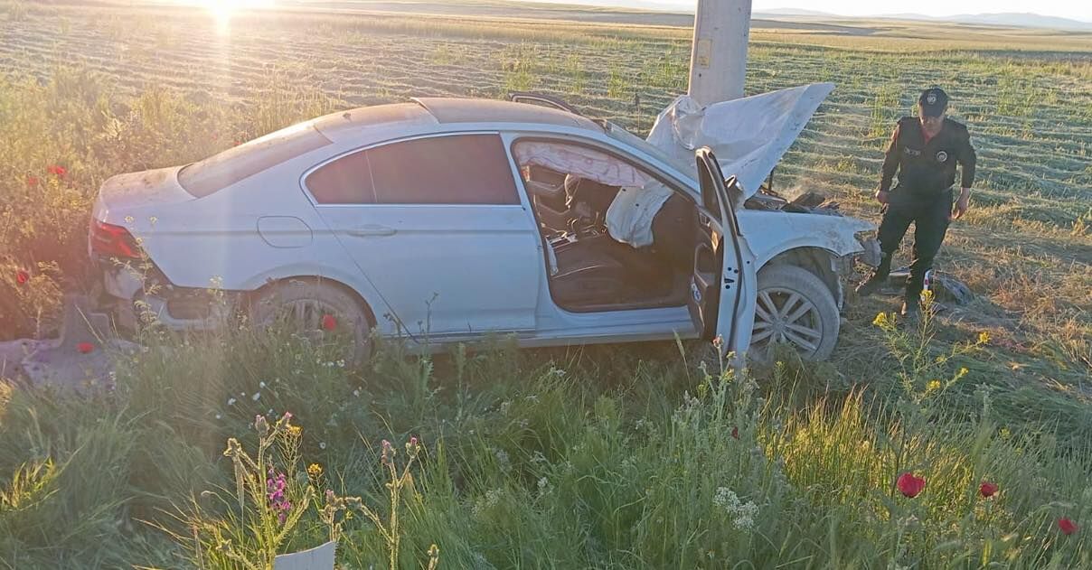 Kontrolden Çıkan Otomobil Elektrik Direğine Çarptı 1 Yaralı 2