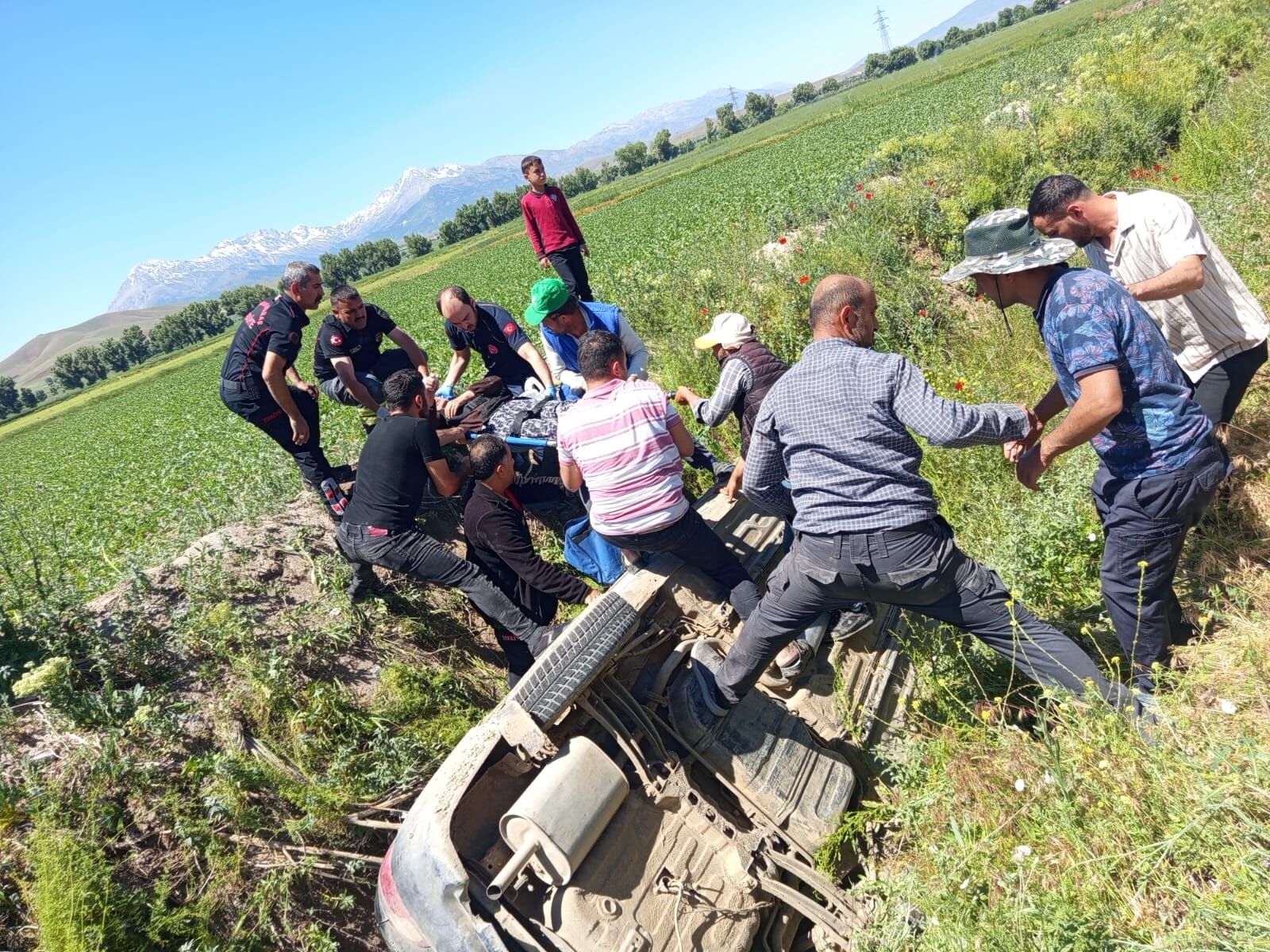 Kontrolden Çıkan Otomobil Kanala Devrildi 4 Yaralı 2