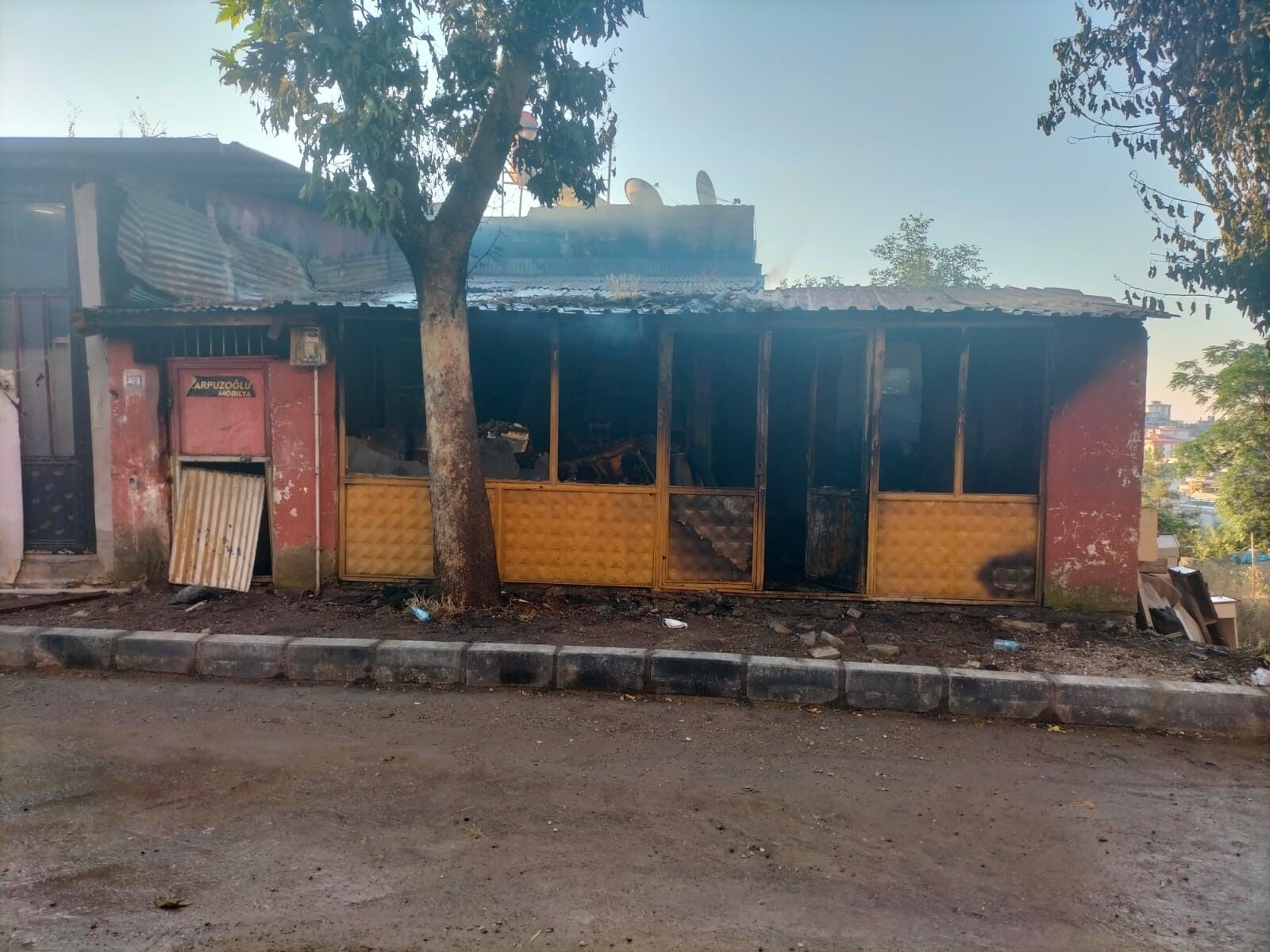 Mobilya Atölyesinde Yangın 1 İşçi Yaralandı (1)