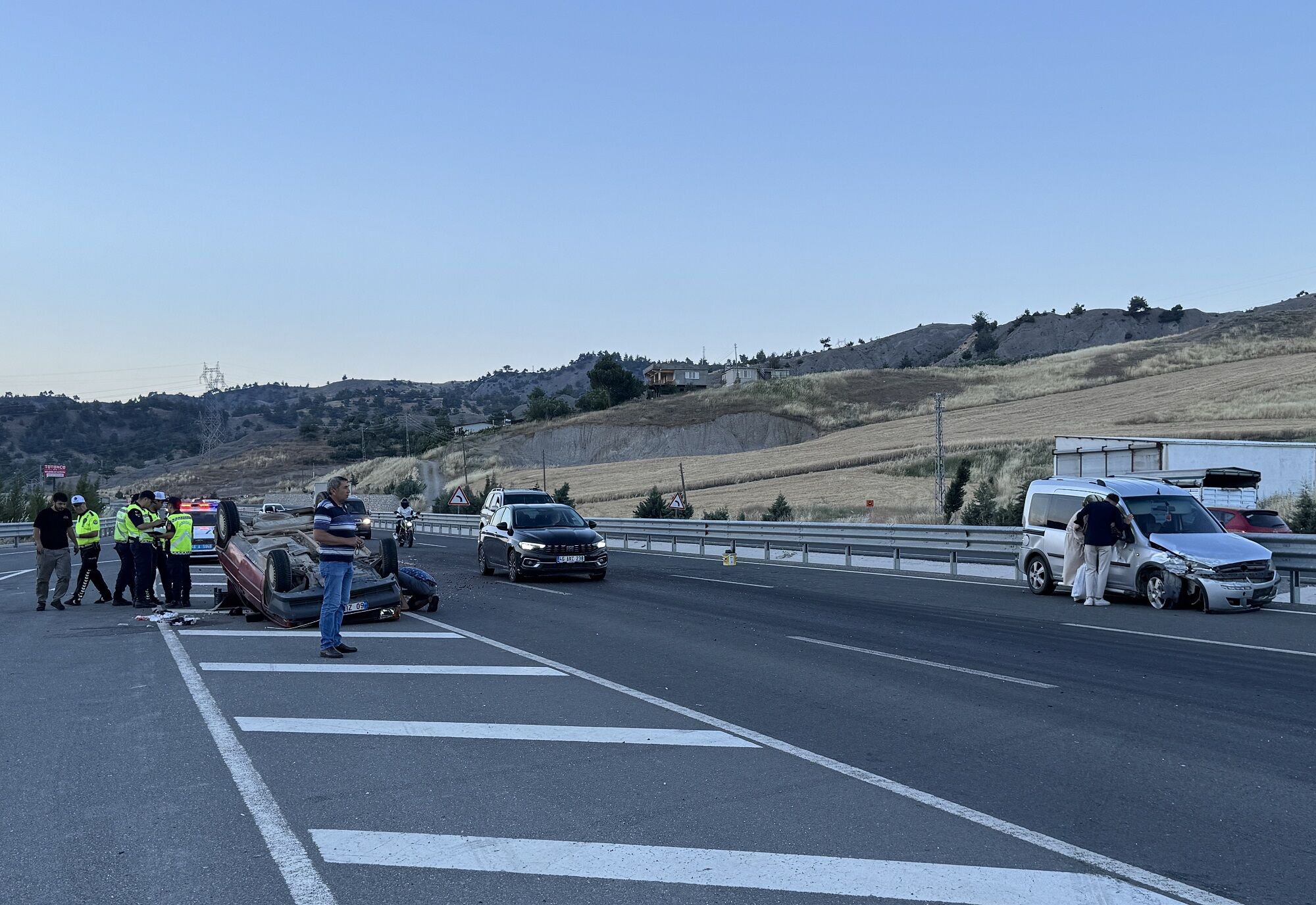 Otomobil Devrildi 3'Ü Çocuk 4 Kişi Yaralandı (1)-1