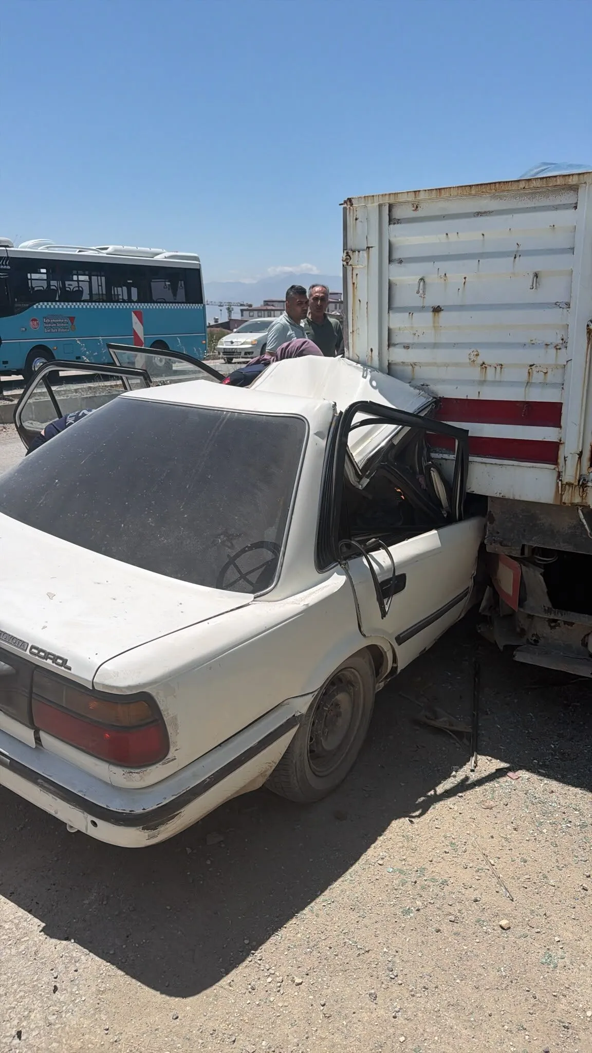 Otomobil Tıra Arkadan Çarptı:2 Yaralı