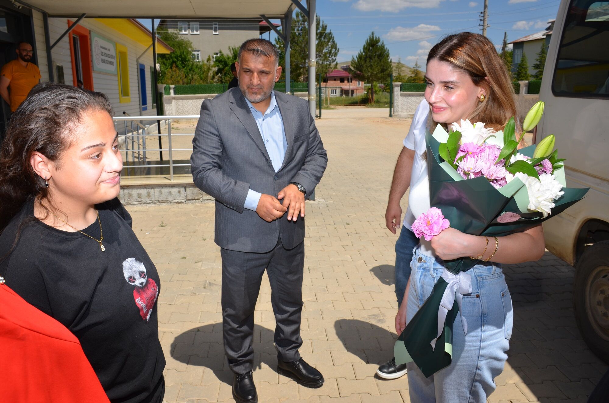 Şarkıcı İrem Güral’dan Afşin’de Özel Çocuklara Yürek Isıtan Ziyaret (1)