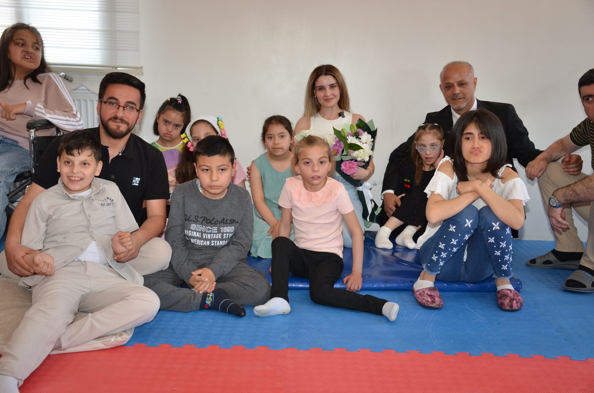 Şarkıcı İrem Güral’dan Afşin’de Özel Çocuklara Yürek Isıtan Ziyaret (13)
