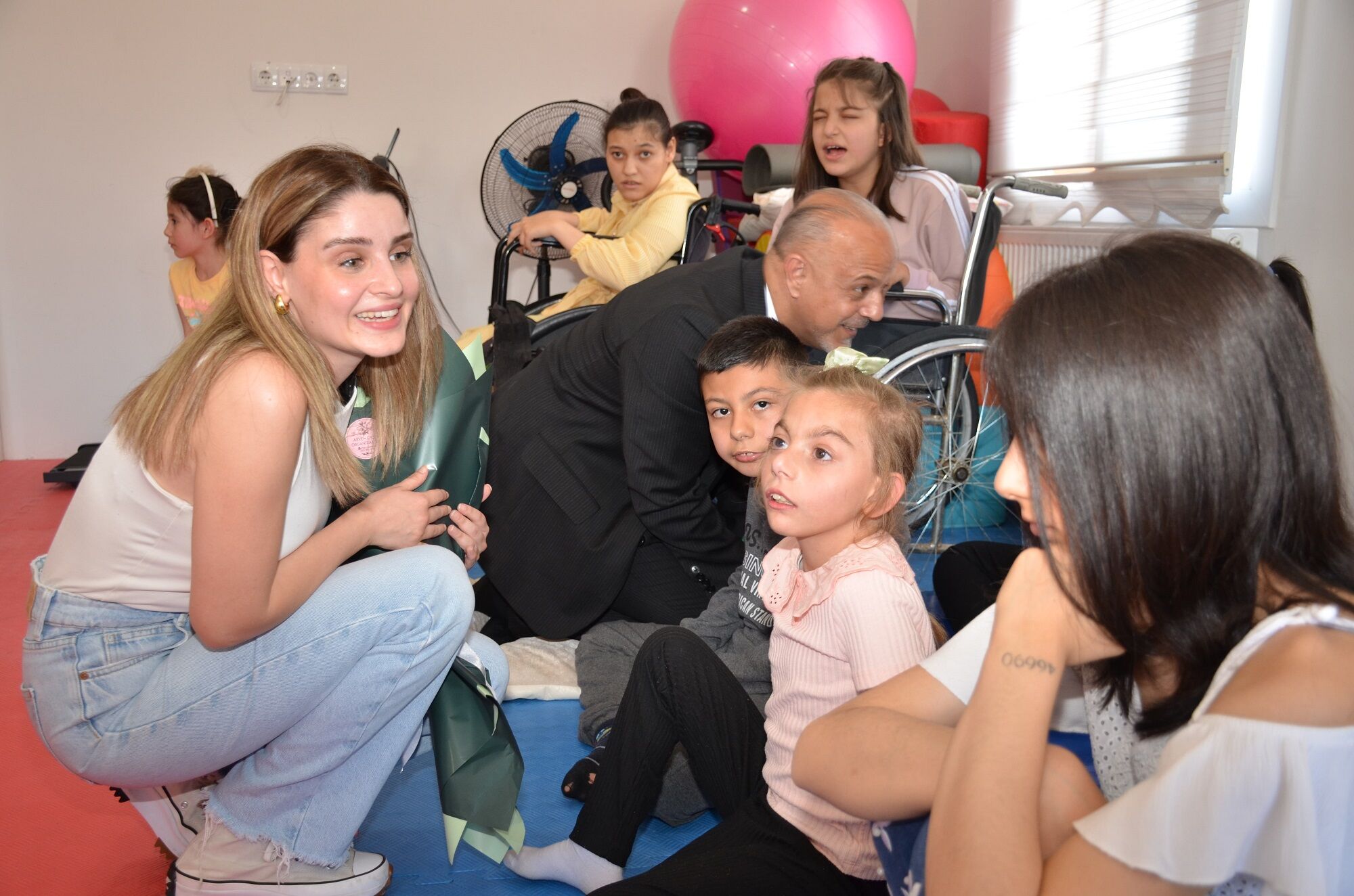 Şarkıcı İrem Güral’dan Afşin’de Özel Çocuklara Yürek Isıtan Ziyaret (2)