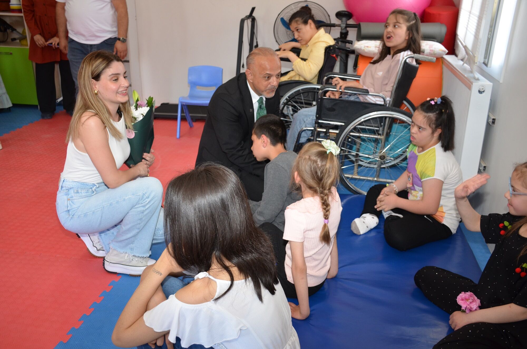 Şarkıcı İrem Güral’dan Afşin’de Özel Çocuklara Yürek Isıtan Ziyaret (3)