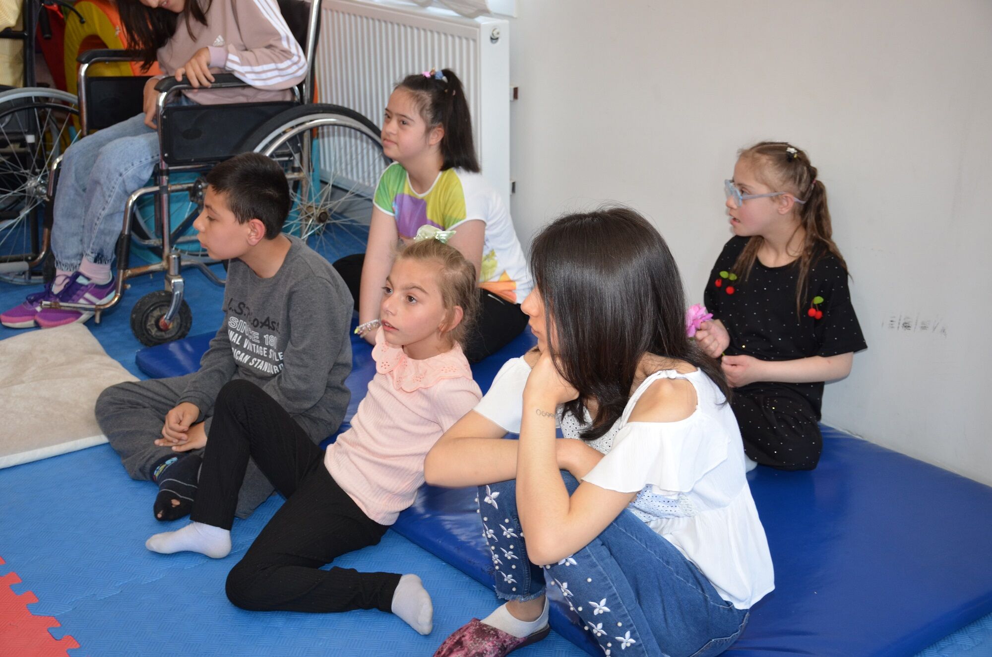 Şarkıcı İrem Güral’dan Afşin’de Özel Çocuklara Yürek Isıtan Ziyaret (5)