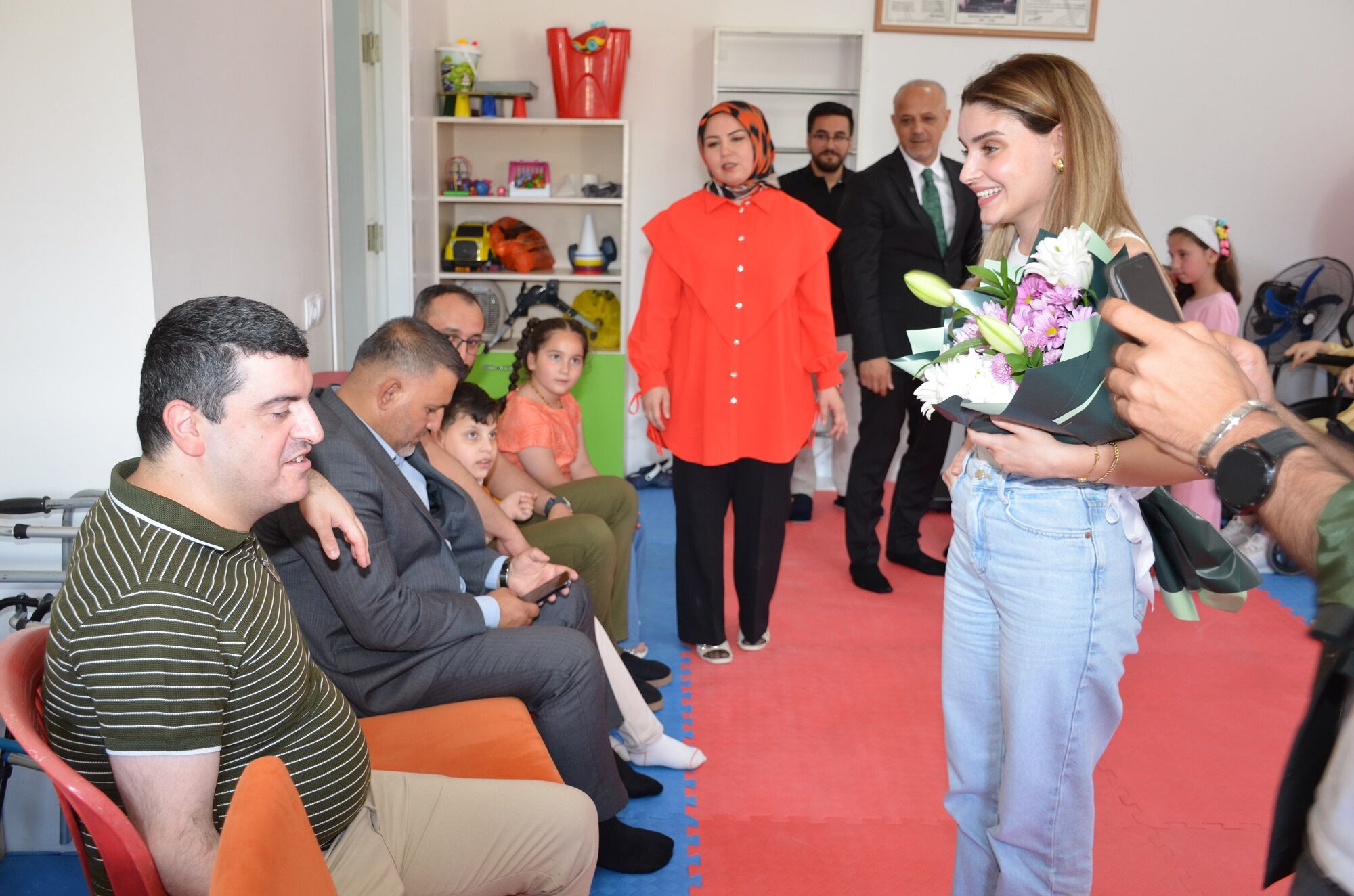 Şarkıcı İrem Güral’dan Afşin’de Özel Çocuklara Yürek Isıtan Ziyaret (6)