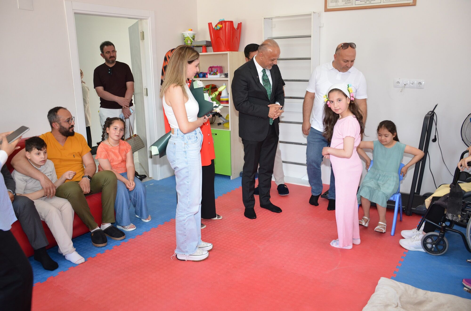 Şarkıcı İrem Güral’dan Afşin’de Özel Çocuklara Yürek Isıtan Ziyaret (7)