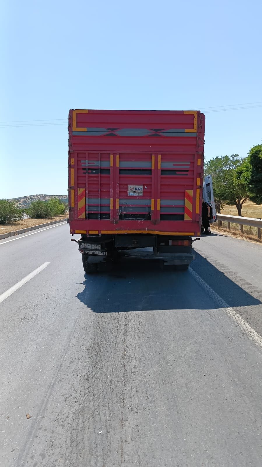 Ticari Araç Kamyona Arkadan Çarptı 1 Yaralı (1)