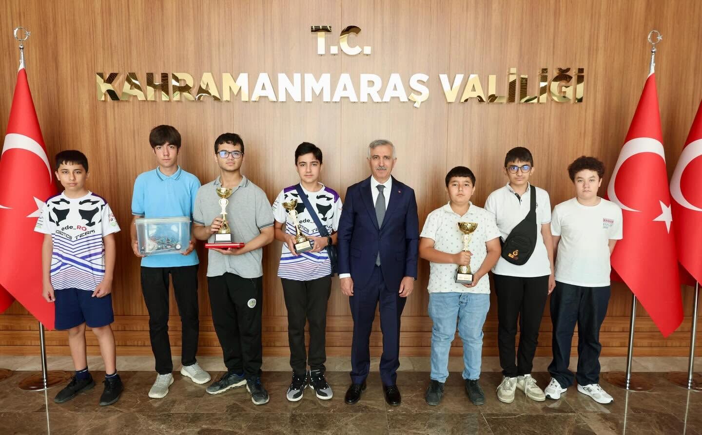 Vali Ünlüer, Uluslararası Robot Yarışmasında Dereceye Giren Öğrencileri Ağırladı1