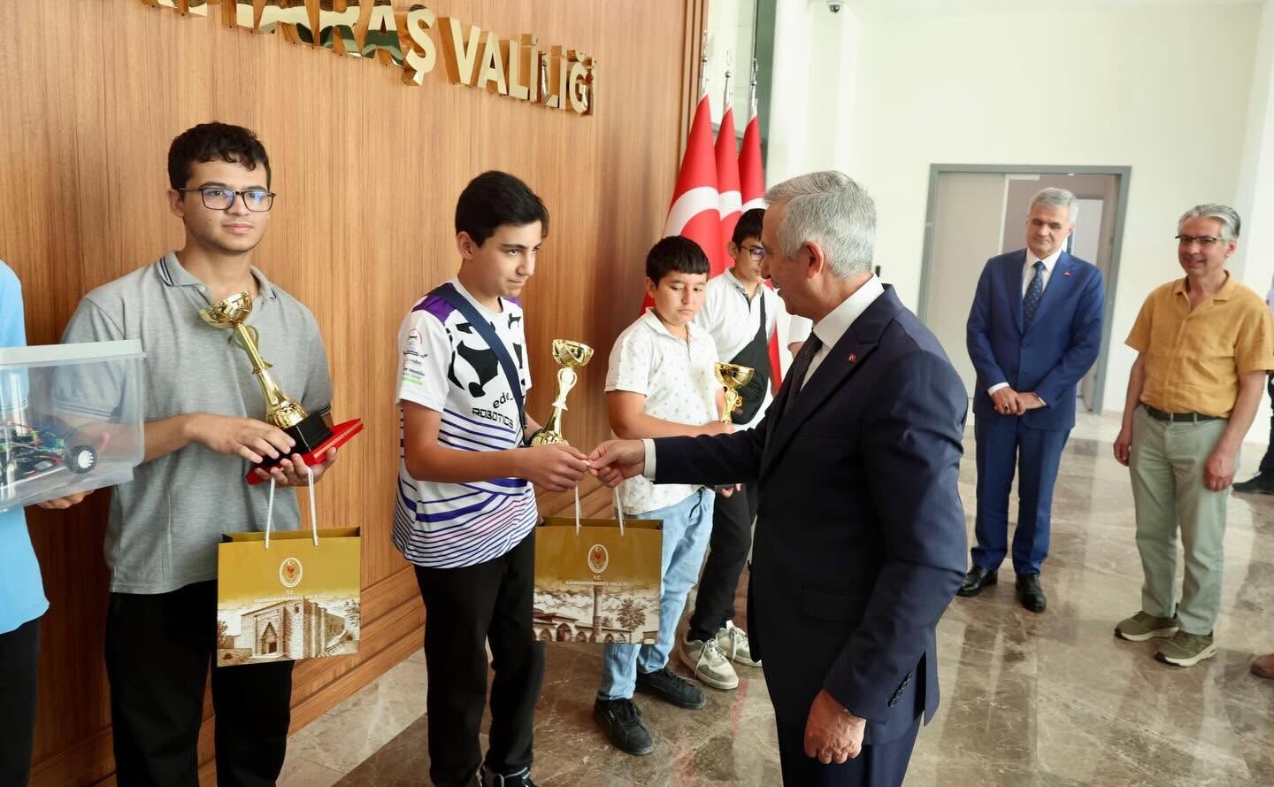 Vali Ünlüer, Uluslararası Robot Yarışmasında Dereceye Giren Öğrencileri Ağırladı3