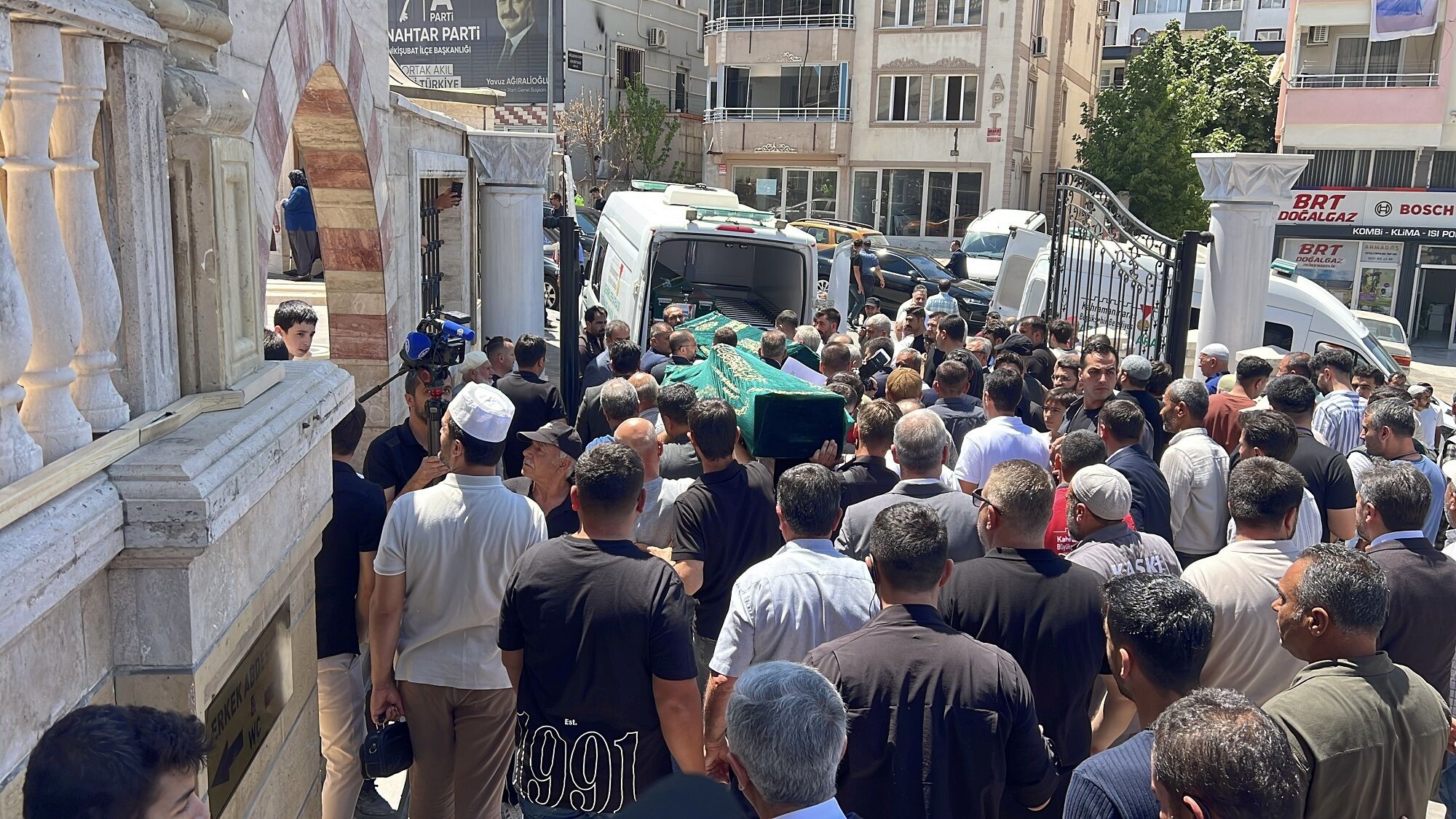 Yangında Hayatını Kaybeden Engelli 3 Kardeş Toprağa Verildi (1)