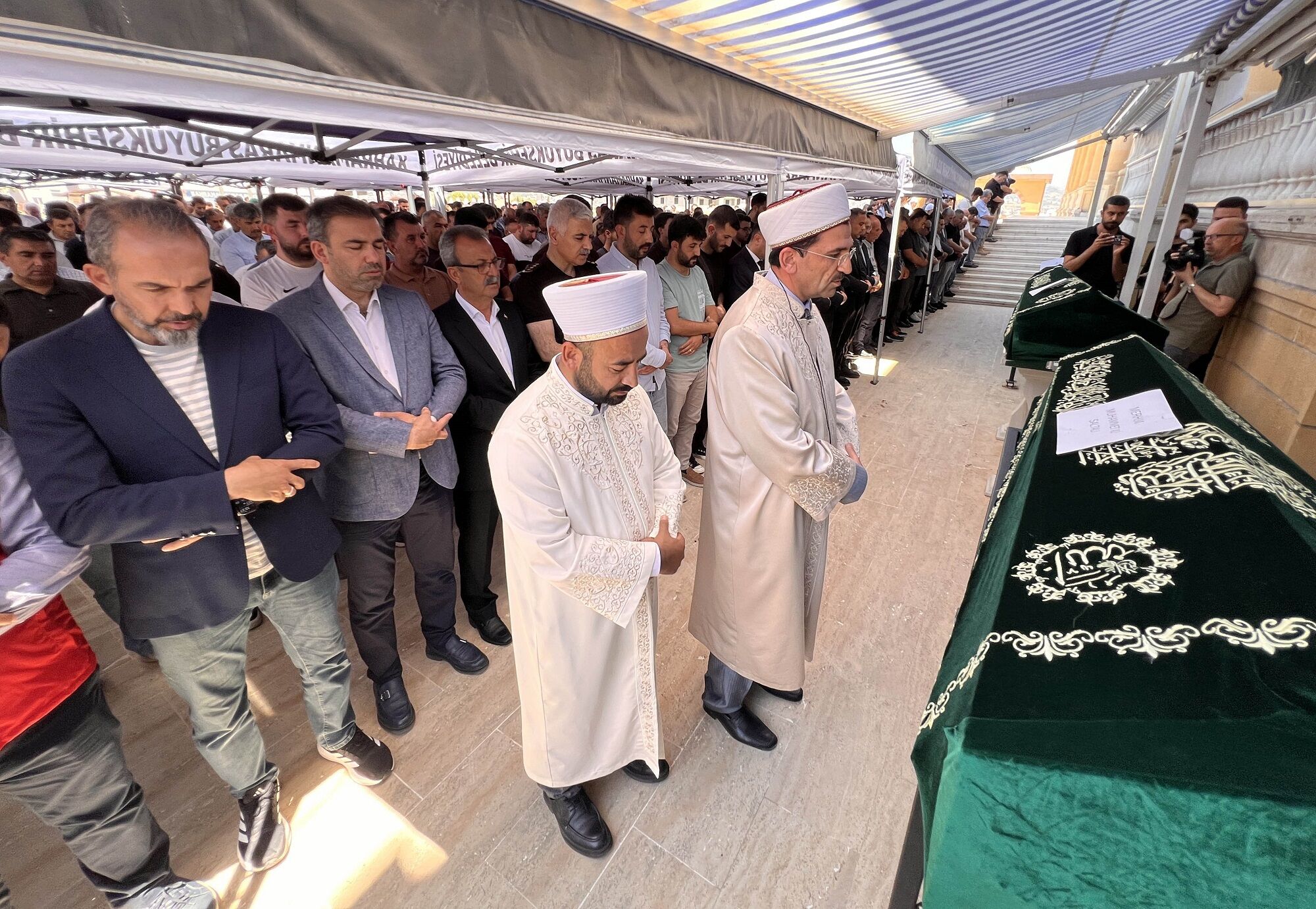Yangında Hayatını Kaybeden Engelli 3 Kardeş Toprağa Verildi (2)