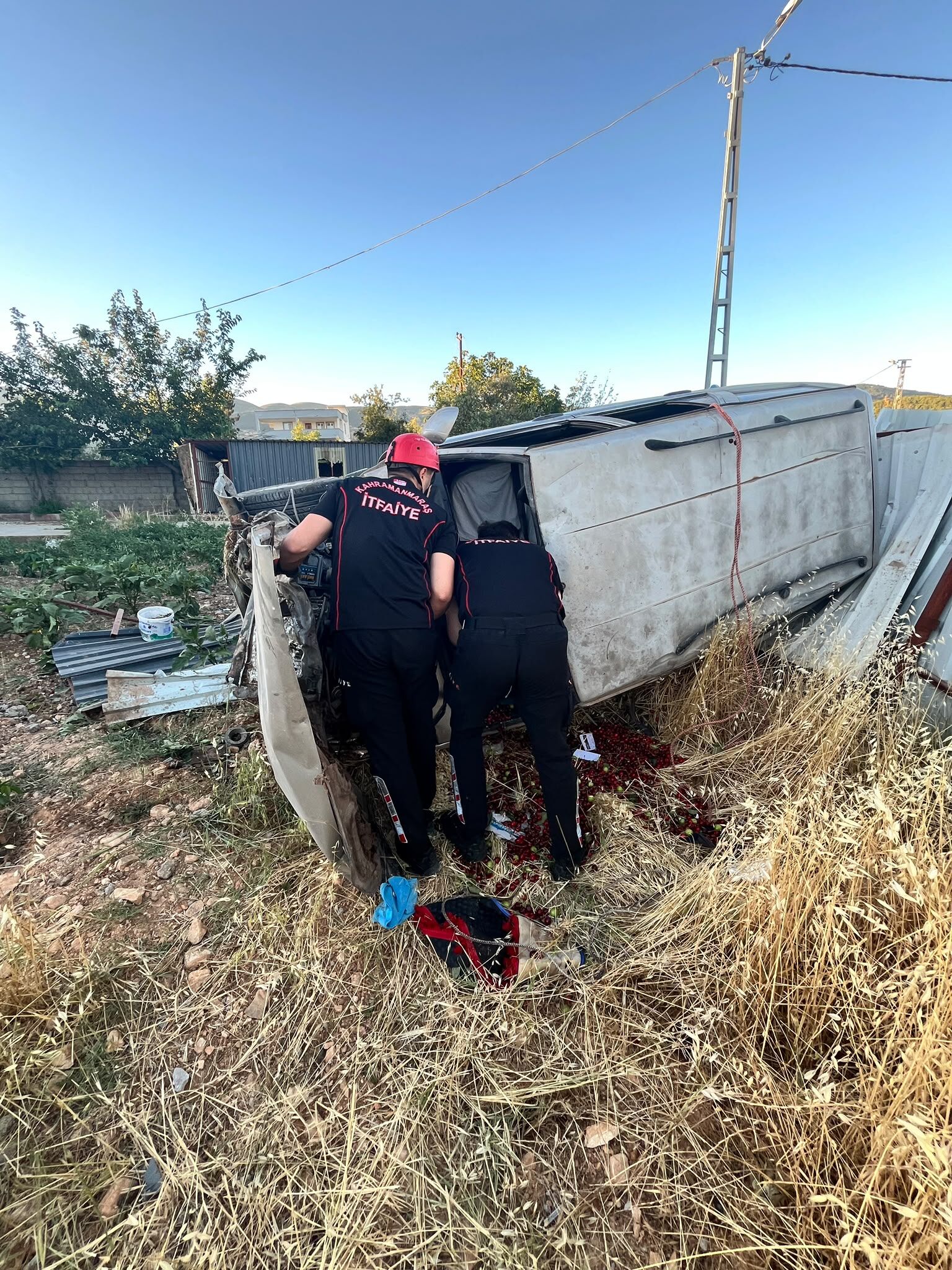 Yedikuyular Yolunda Kaza Araçta Sıkışan 4 Kişi Kurtarıldı (4)