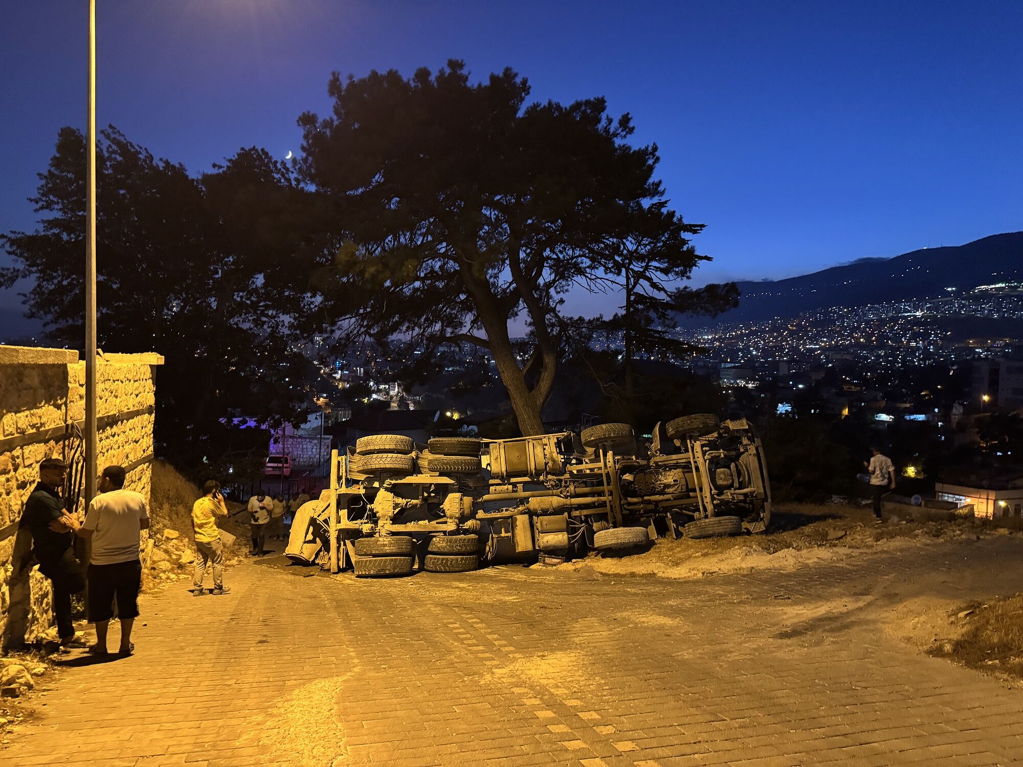 Kontrolden Çıkan Beton Mikseri Devrildi 1 Yaralı