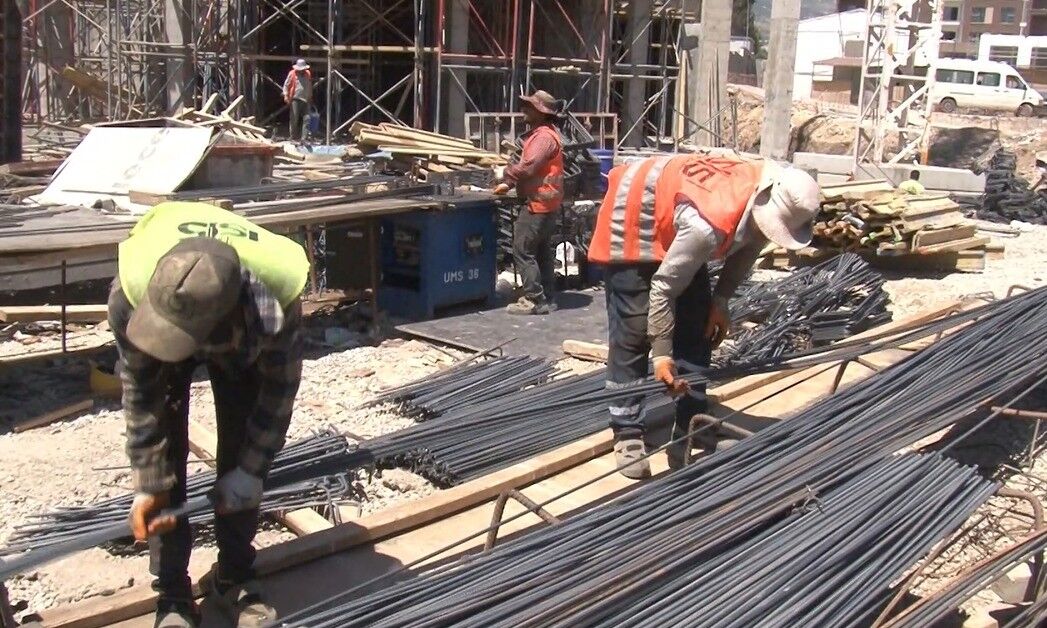 Kavurucu Sıcakta Deprem Kentini Ayağa Kaldırıyorlar