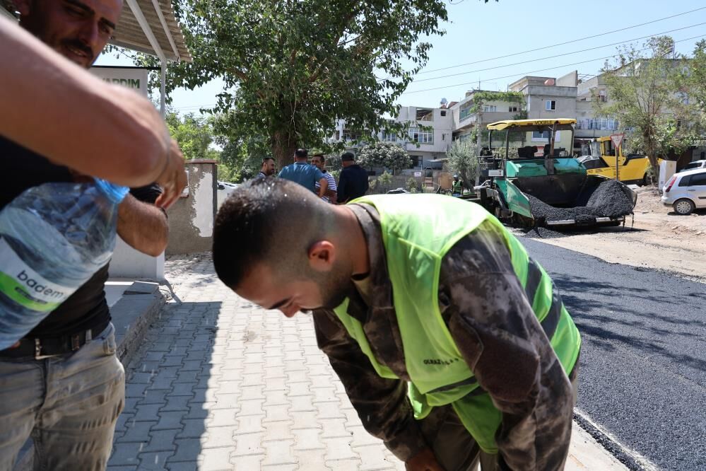 Asfalt İşçileri Bunaltıcı Sıcağa Rağmen Mesaisini Sürdürüyor 6