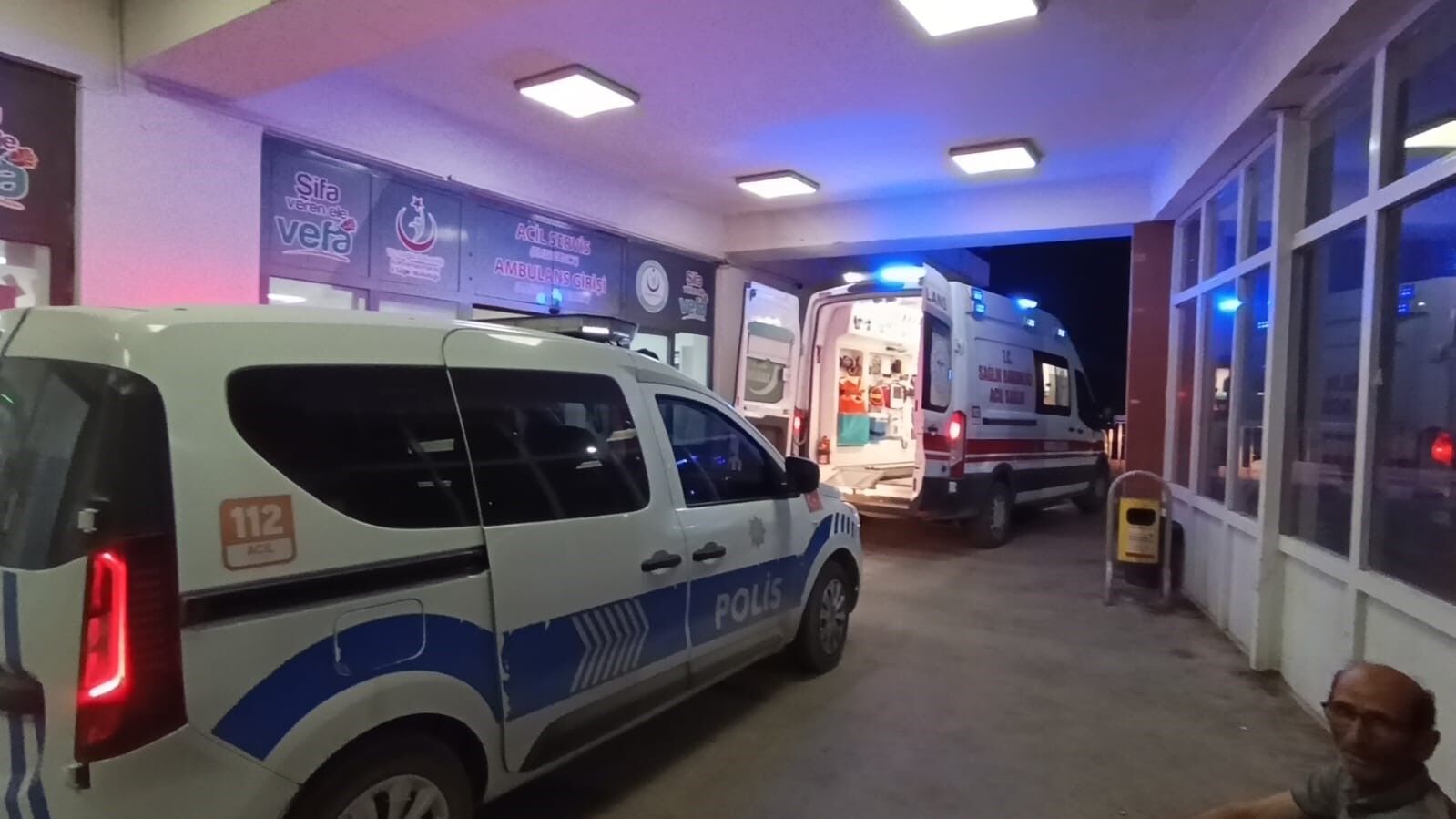 Bıçaklı Dehşet 27 Yaşındaki Genç Ağır Yaralandı (1)