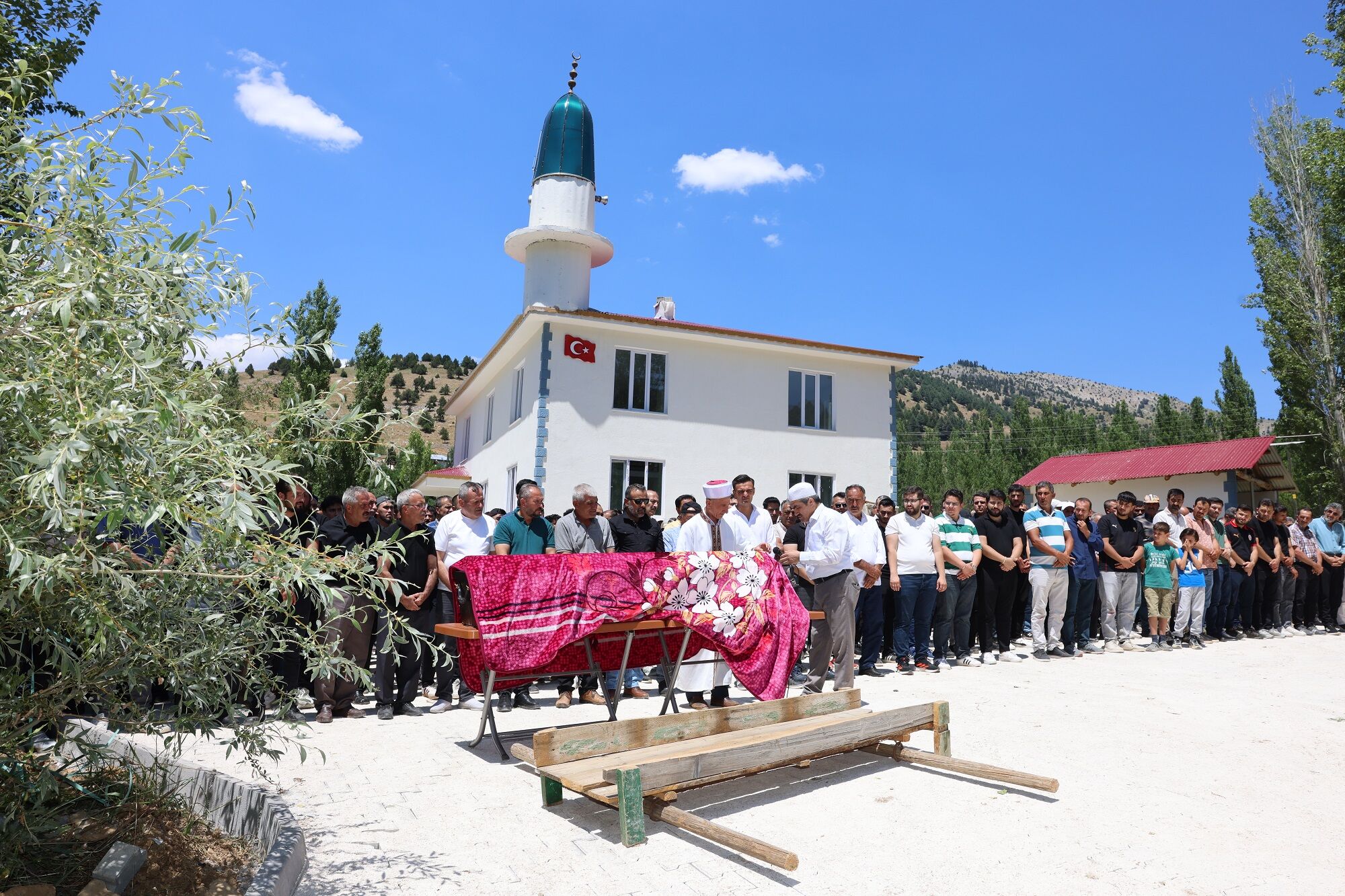Bolu'daki Otobüs Kazasında Hayatını Kaybeden Göksunlu Vatandaş Toprağa Verildi (4)