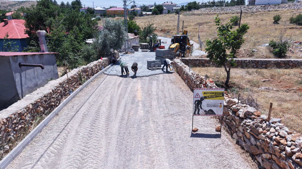 Büyükşehir, Afşin Emirli’nin Ulaşım Standardını İyileştiriyor