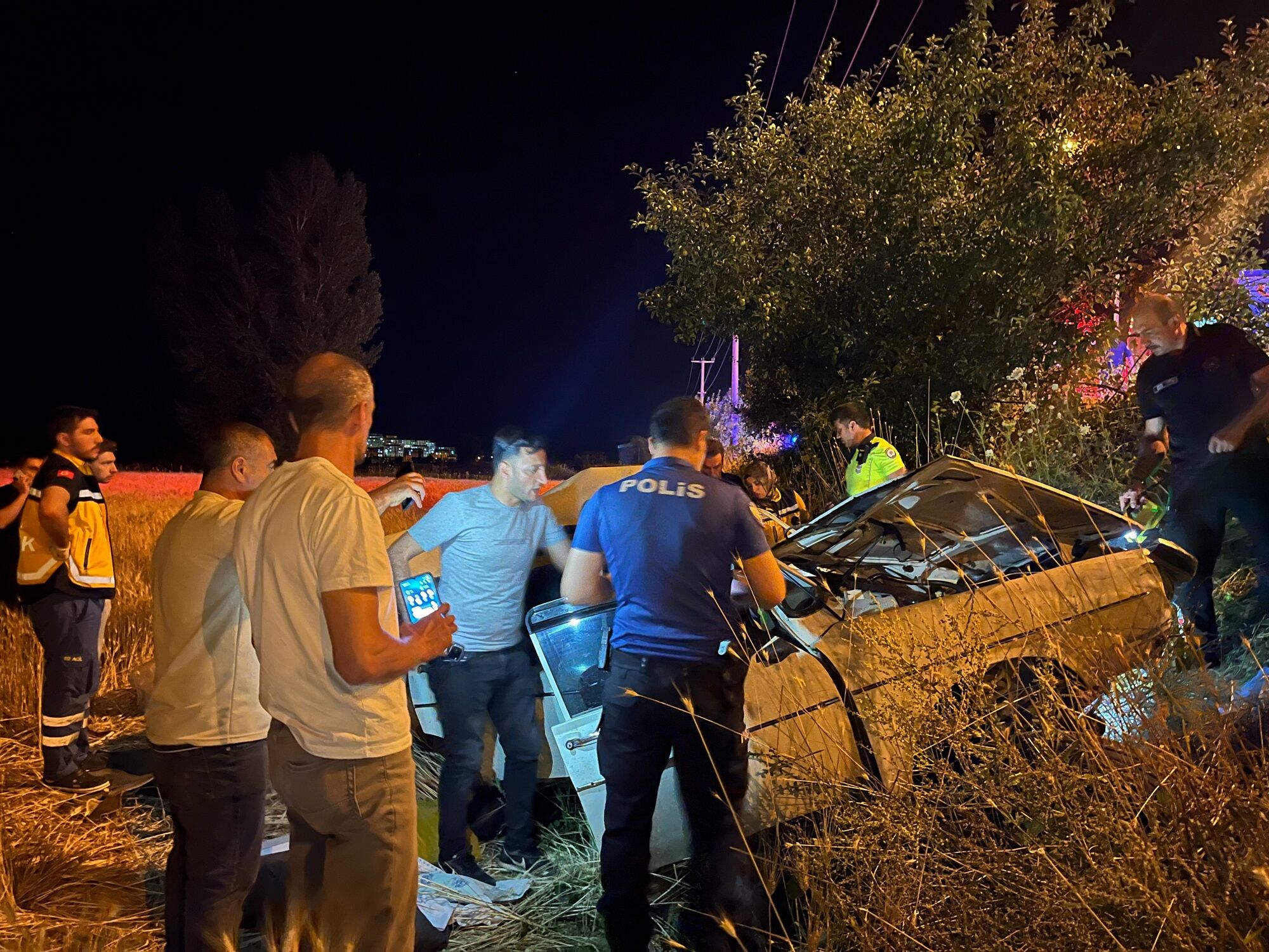 Feci Kaza Elektrik Direğine Çarpan Otomobilin Sürücüsü Hayatını Kaybetti (2)-1