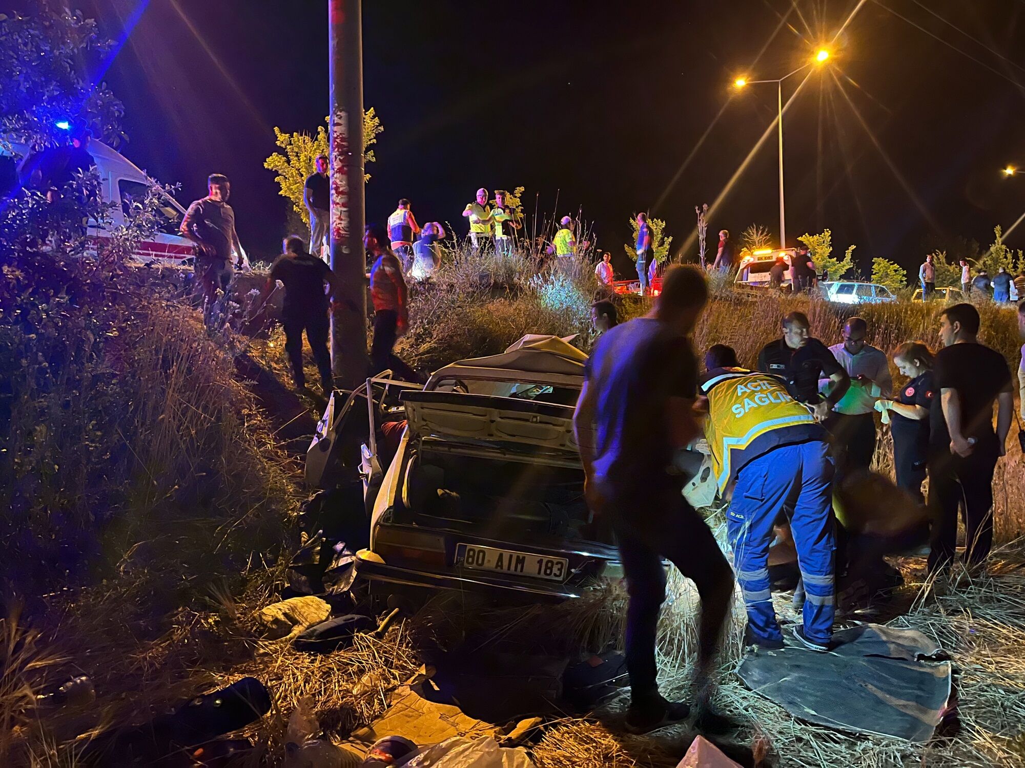 Feci Kaza Elektrik Direğine Çarpan Otomobilin Sürücüsü Hayatını Kaybetti (3)-1