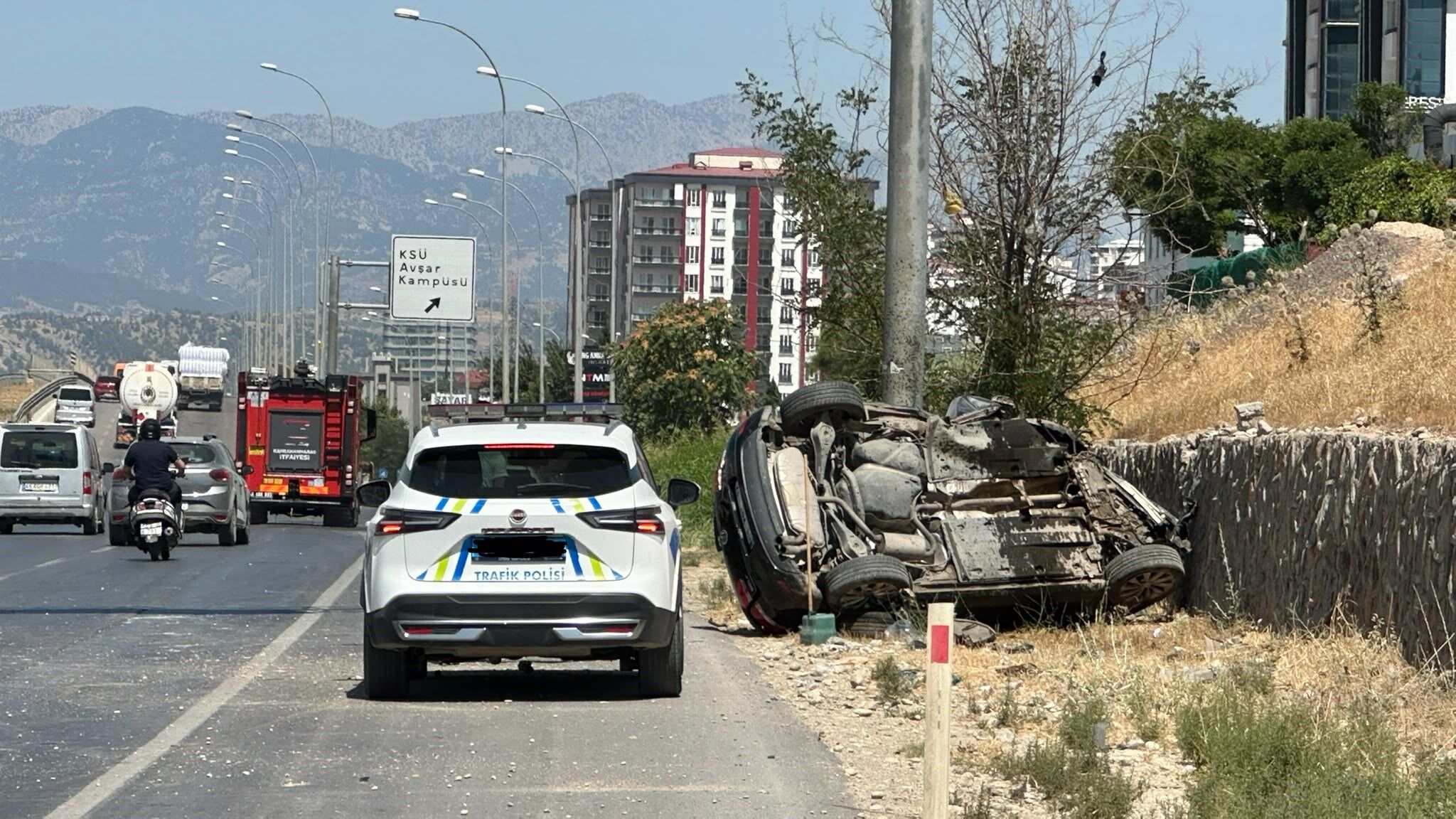 Kontrolden Çıkan Otomobil Direğe Çarptı 2 Kişinin Durumu Ağır (4)