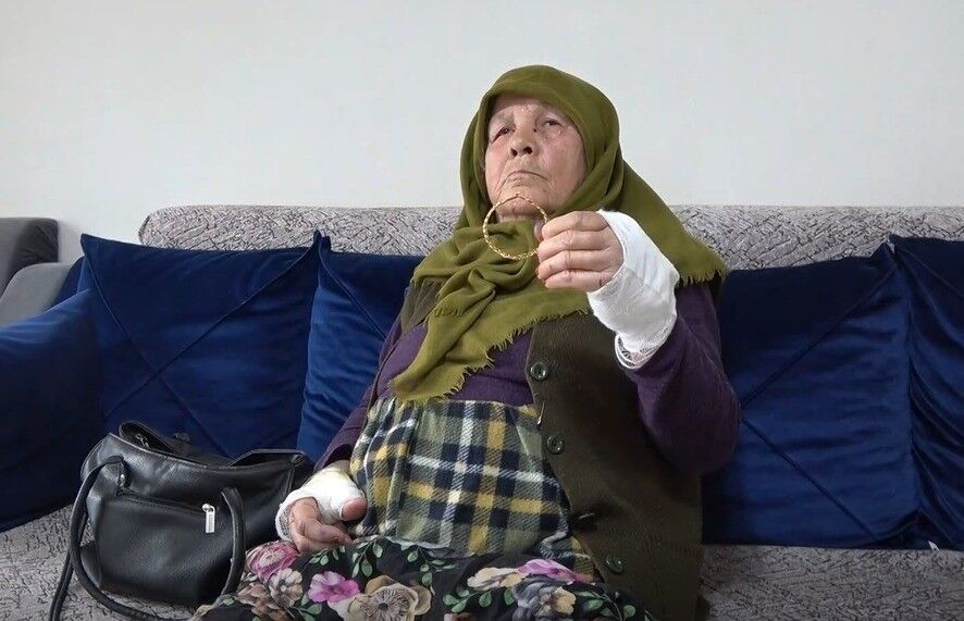 Yaşlı Kadına Bıçaklı Saldırı Komşusu Altın Bileziğini Alıp Kaçtı (1)