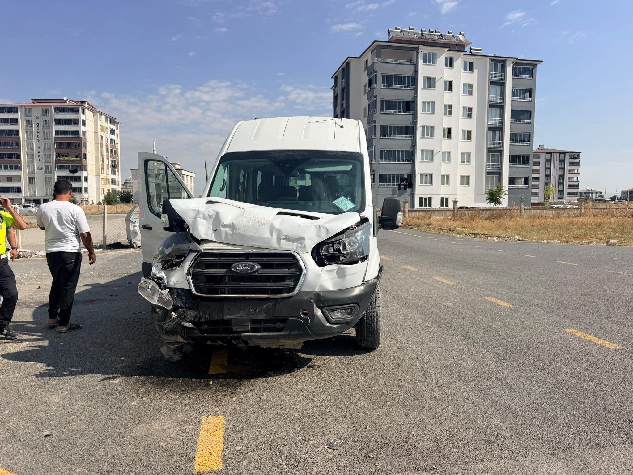 Kamyon ile Minibüs Çarpıştı! 2 Yaralı