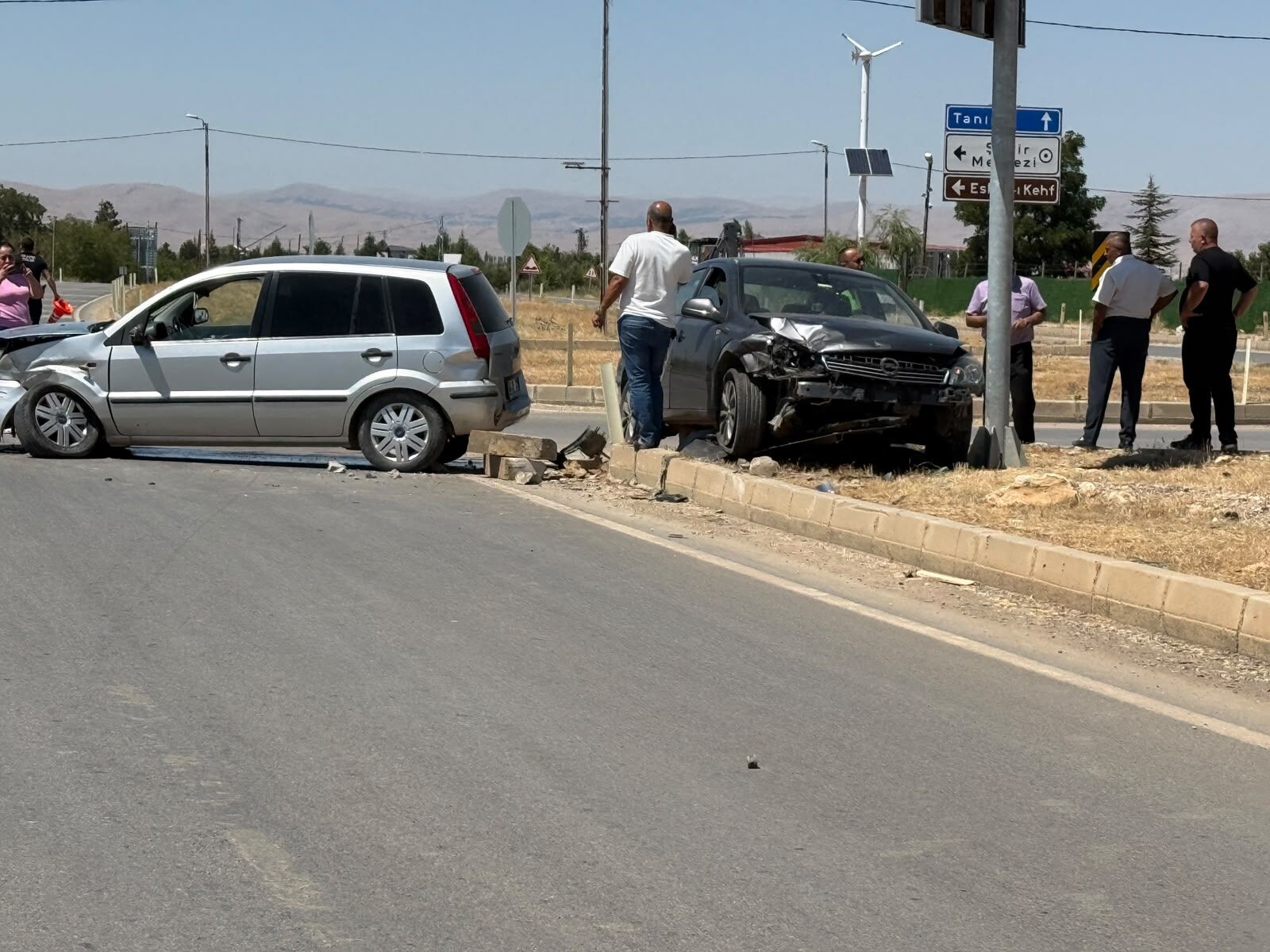 Afşin’de İki Otomobil Çarpıştı 2 Yaralı (2)