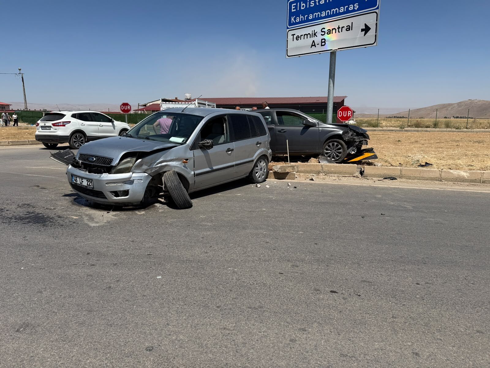 Afşin’de İki Otomobil Çarpıştı 2 Yaralı (4)